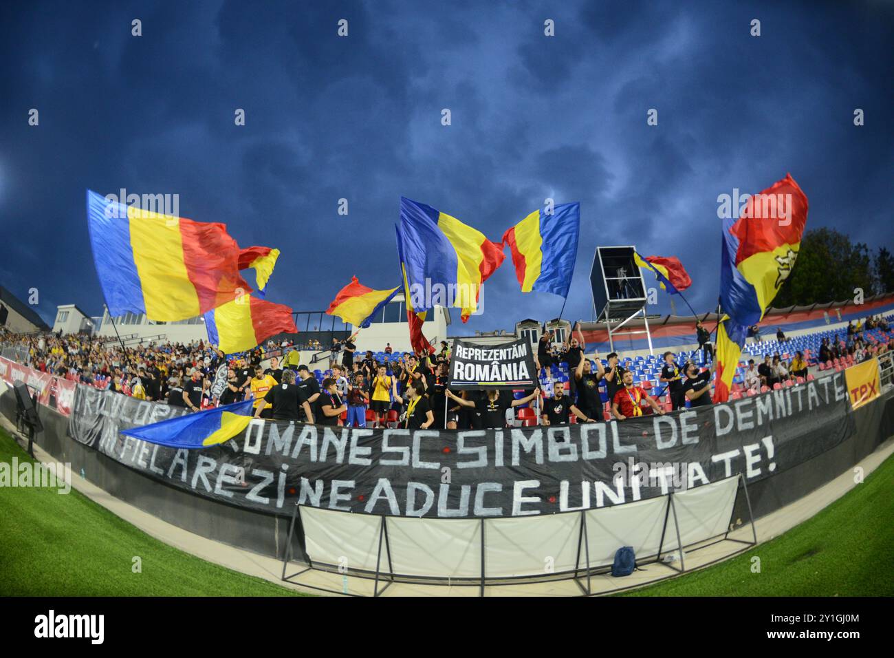 TIFOSI RUMENI DURANTE ROMANIA U2 CONTRO MONTENEGRO U21, PARTITA DI QUALIFICAZIONE PER EURO U21 SLOVACCHIA 2025, TARGOVISTE, ROMANIA 06.09.2024 Foto Stock