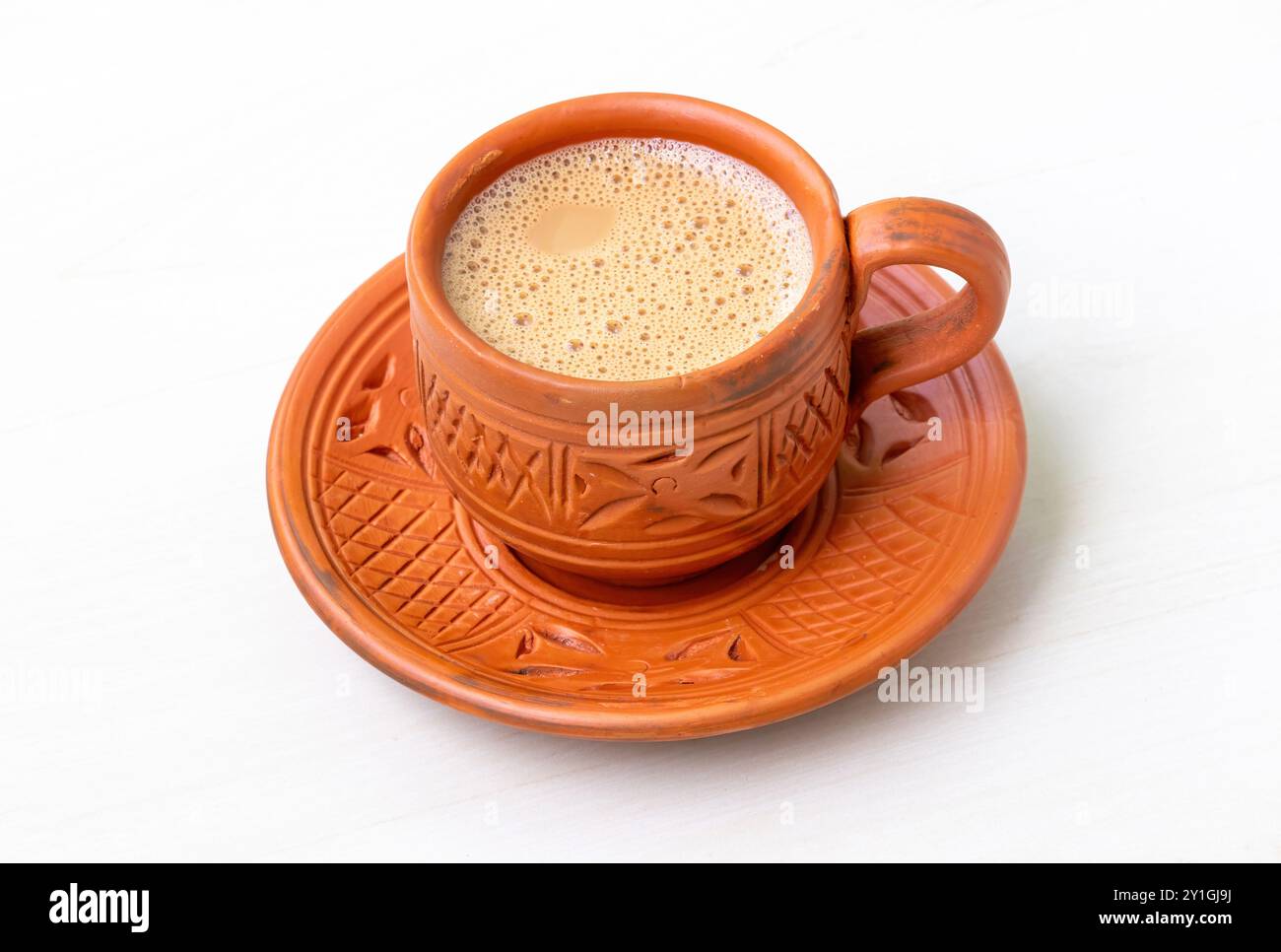 Tè al latte caldo o dudh cha servito in una tazza di argilla naturale. Foto Stock
