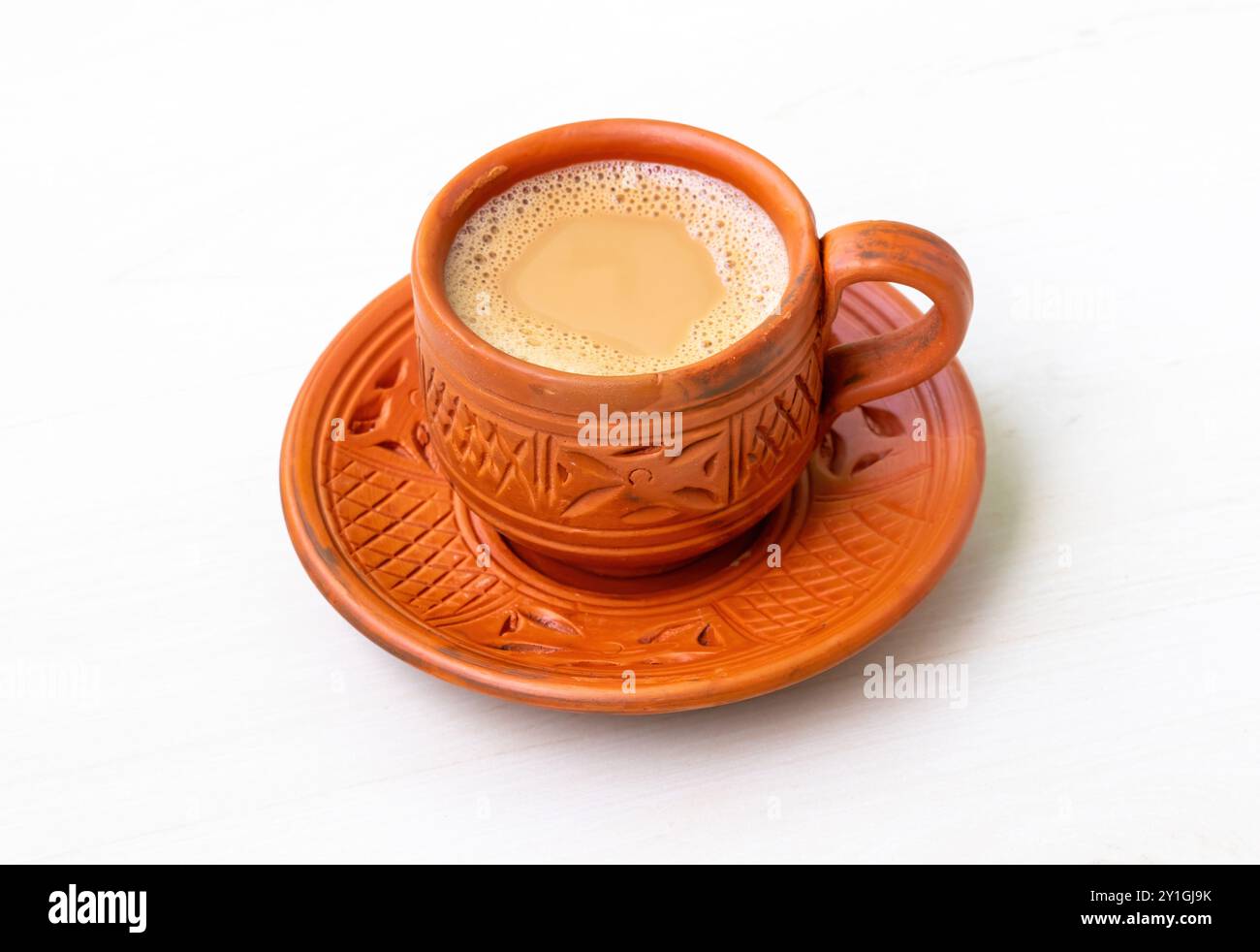 Una tazza di tè al latte caldo o Dudh Cha in una tradizionale tazza di argilla naturale. Foto Stock