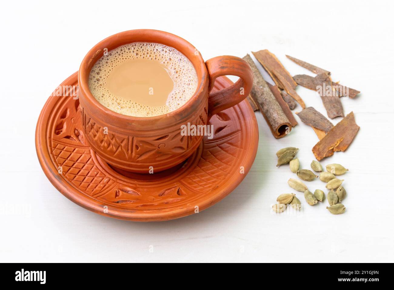 Una tazza di tè masala caldo o masala chai in una tradizionale tazza di argilla. Foto Stock
