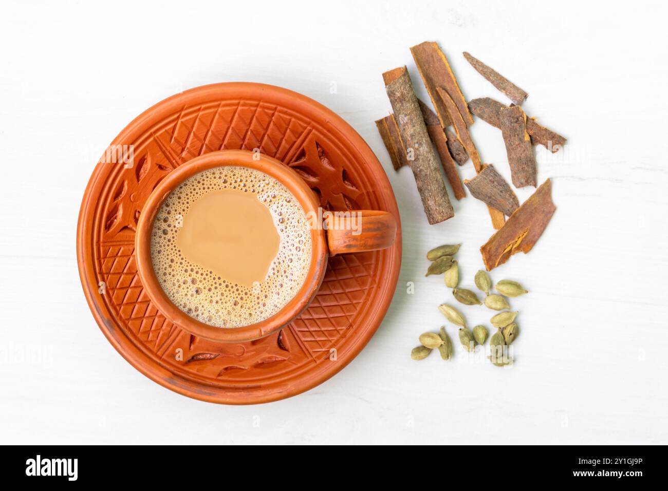 Una tazza di tè masala caldo o masala chai in una tradizionale tazza di argilla. Vista dall'alto. Foto Stock