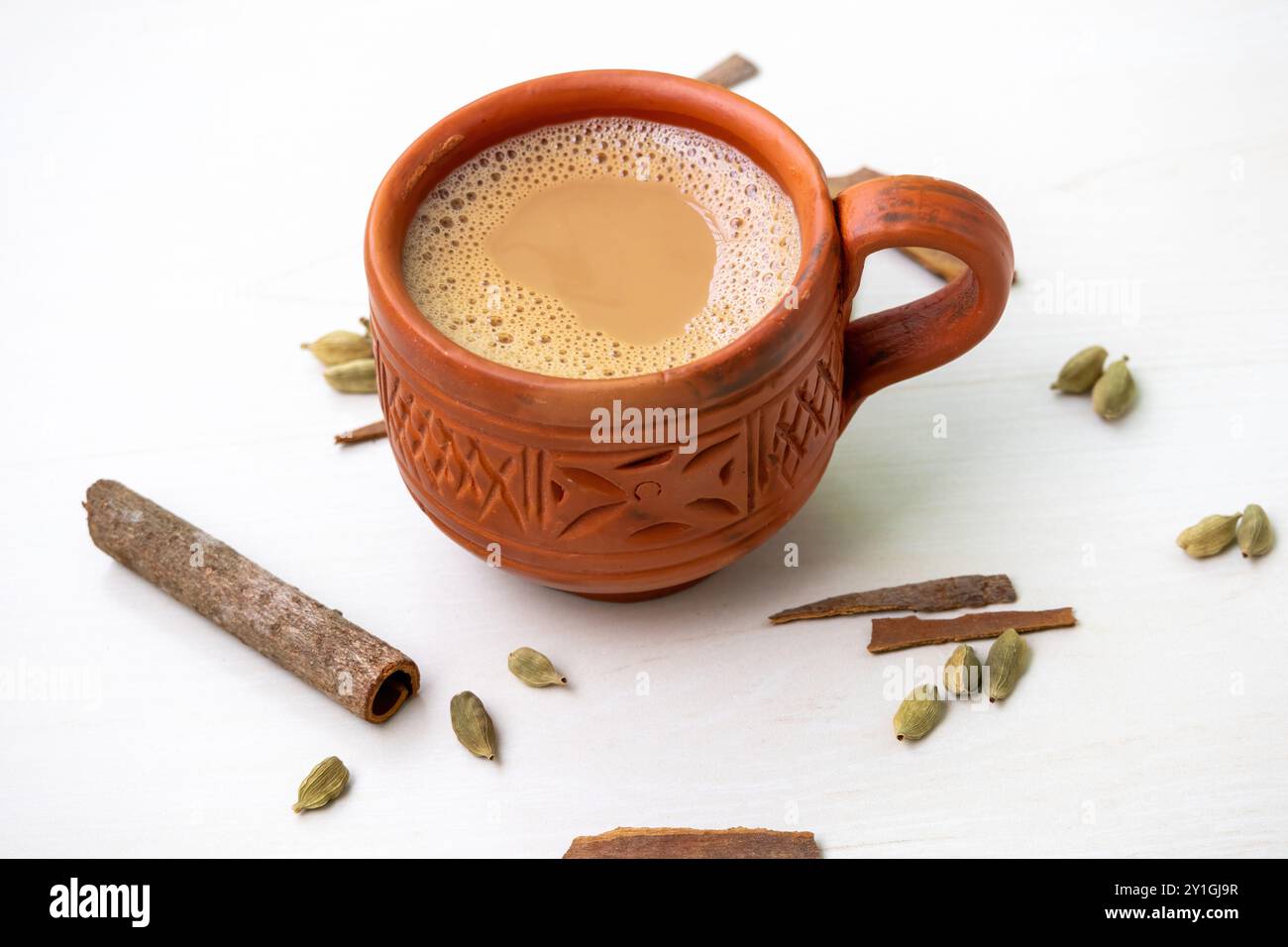 Una tazza di tè masala caldo o masala chai in una tradizionale tazza di argilla naturale. Il Kullad chai o tè di argilla è un modo tradizionale di servire il masala chai. Foto Stock