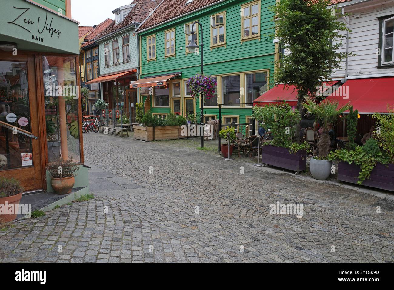 Stavanger, Norvegia - 5 agosto 2024 Fargegaten (strada dei colori) è l'attrazione turistica numero uno a Stavanger. Il nome ufficiale di questa strada è Øvr Foto Stock