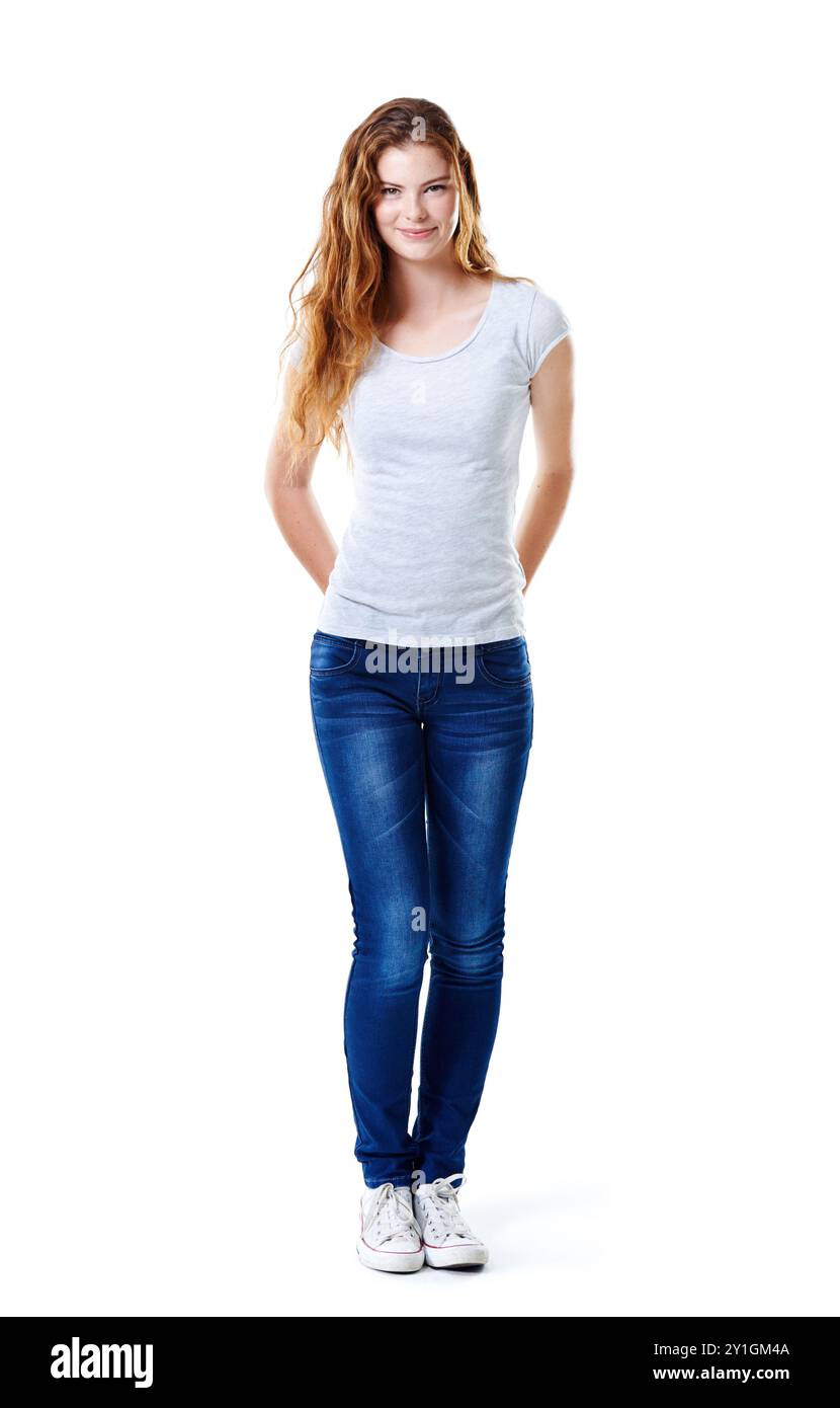 Studente, ritratto e felice in studio con moda, fiducia e orgoglio per la borsa di studio. Ragazza, positiva e sorridente su sfondo bianco per i finanziamenti Foto Stock