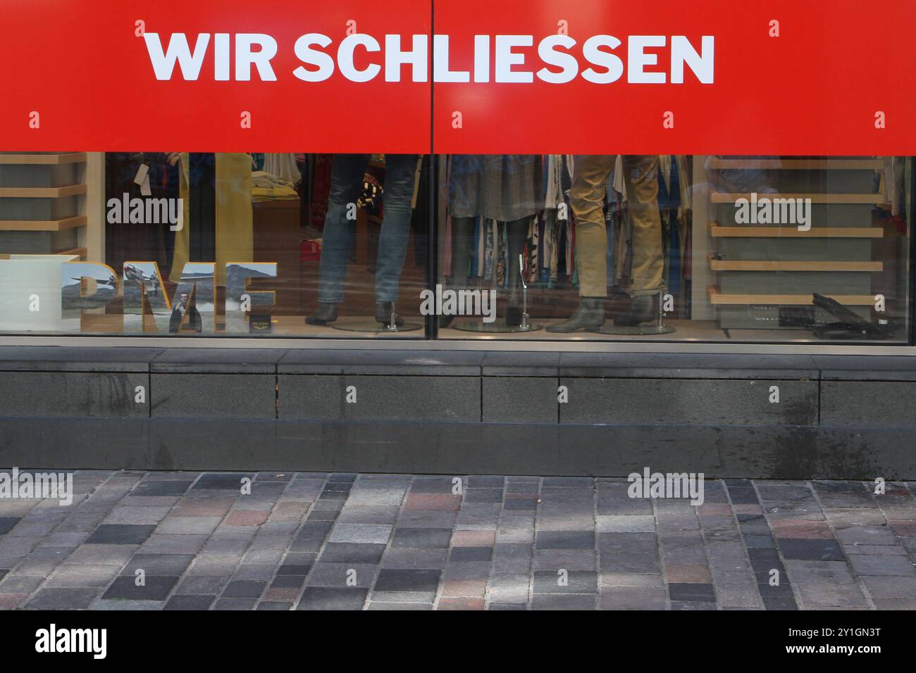 Der Schriftzug Wir Schliessen ist am Donnerstag 05.09.2024 in der Kröpeliner Straße, eine der Hauptgeschäftsstraßen der Hanse- und Universitätsstadt Rostock, an dem Schaufenster von einem Textilgeschäft zu lesen. MIT dem Onlinehandel geht es auch a Rostock bei den Geschäftsinhabern im Stadtzentrum an die Substanz. Quindi mussten bereits seit Jahresbeginn in der City zahlreiche Geschäfte schließen. Und noch immer ist kein Ende abzusehen. *** Le parole Wir Schliessen possono essere lette sulla vetrina di un negozio tessile a Kröpeliner Straße, una delle principali vie dello shopping dell'anseatico e dell'università c Foto Stock