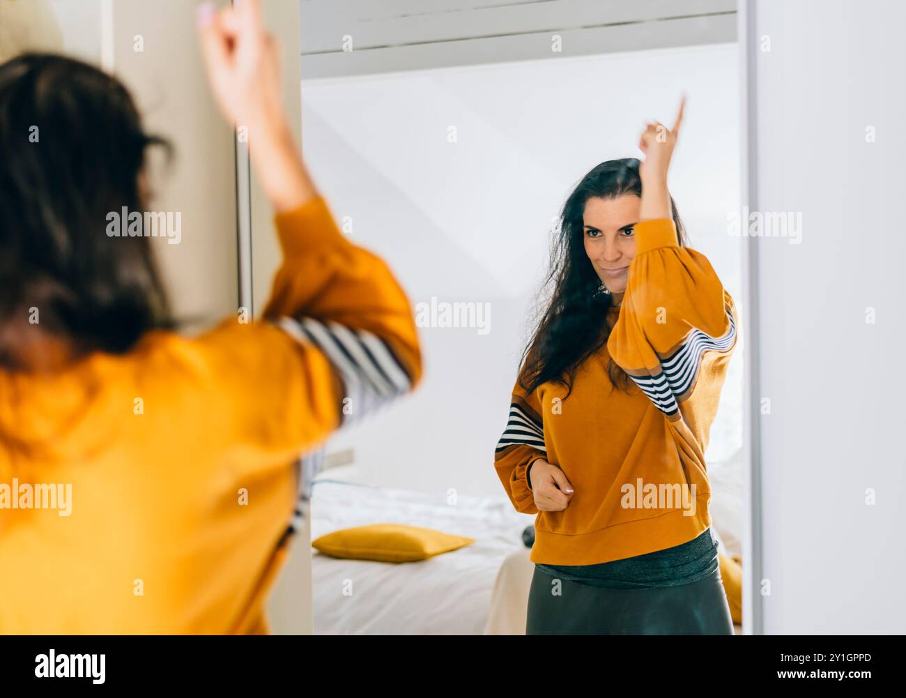Una donna single sicura di sé che punta il dito al riflesso nello specchio che balla e abbatte bene. Una persona indipendente con un'alta autostima parla positivo Foto Stock