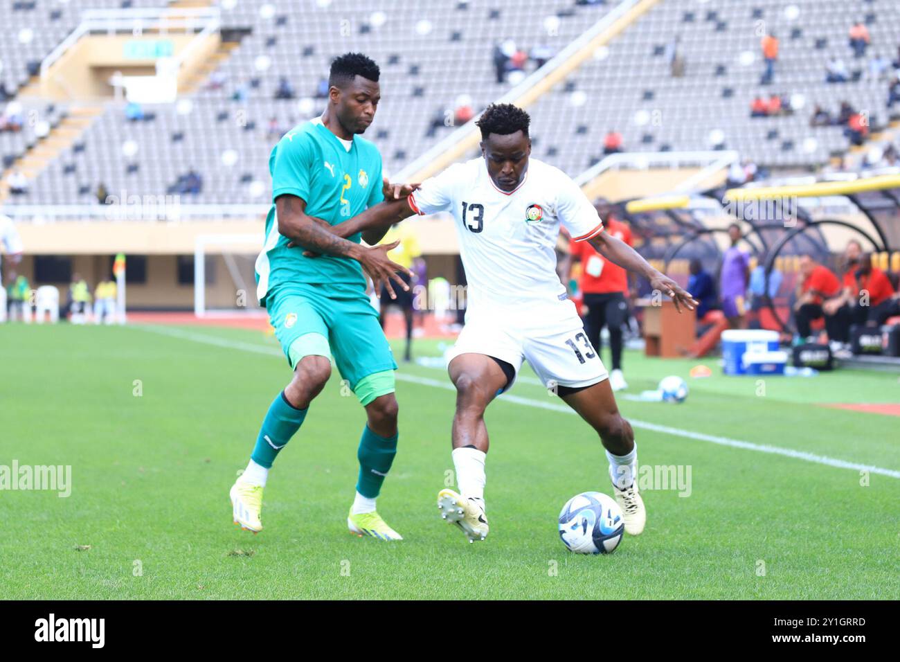 Kampala, Uganda. 6 settembre 2024. Erick Ouma (R) del Kenya controlla la palla durante la partita del gruppo J nelle qualificazioni alle Nazioni Africane tra Kenya e Zimbabwe al Mandela National Stadium di Kampala, Uganda, 6 settembre 2024. Crediti: Hajarah Nalwadda/Xinhua/Alamy Live News Foto Stock