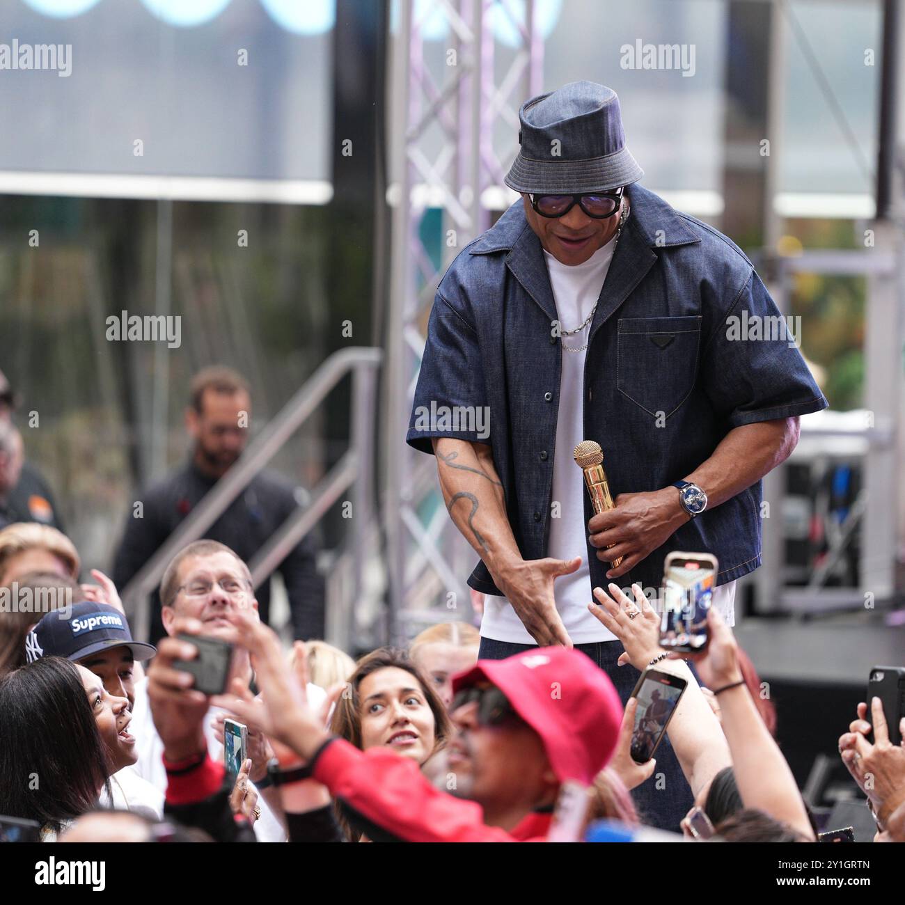 New York, Stati Uniti. 6 settembre 2024. LL Cool J si esibisce dal vivo al Today Show di Rockefeller Plaza, New York, USA, il 6 settembre 2024. Il nuovo album di LL Cool J, *The Force*, esce il 6 settembre. Prodotto da Q-Tip, l'album fonde lo stile rap caratteristico di LL con suoni moderni, segnando la sua prima uscita in oltre un decennio. Questo progetto rappresenta un nuovo capitolo della sua carriera pur rimanendo fedele alle sue radici hip-hop. (Foto di Jorge Estrellado/Thenews2/NurPhoto) credito: NurPhoto SRL/Alamy Live News Foto Stock