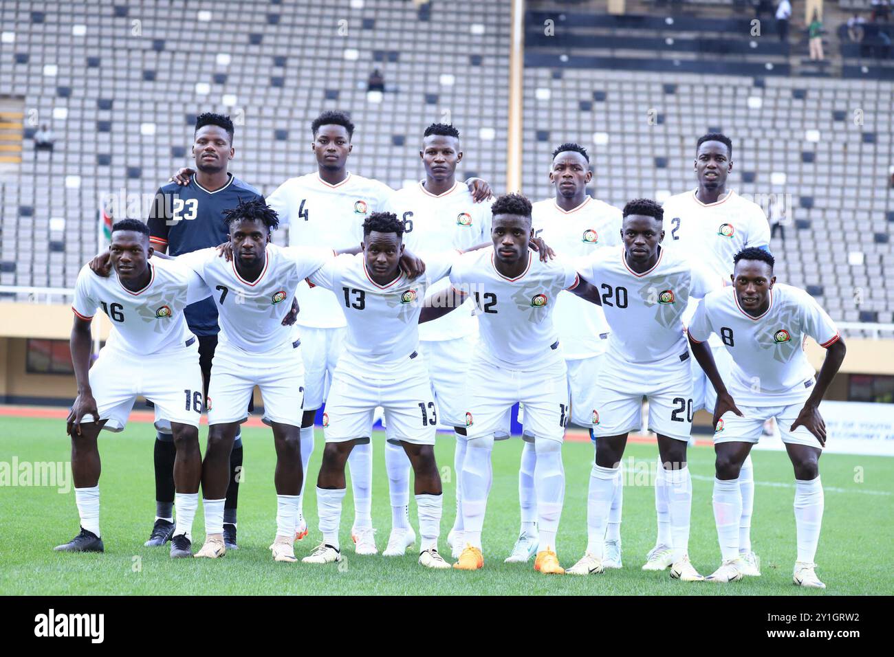 Kampala, Uganda. 6 settembre 2024. I giocatori del Kenya posano per le foto di gruppo prima della partita del gruppo J nelle qualificazioni alle Nazioni Africane tra Kenya e Zimbabwe al Mandela National Stadium di Kampala, Uganda, 6 settembre 2024. Crediti: Hajarah Nalwadda/Xinhua/Alamy Live News Foto Stock
