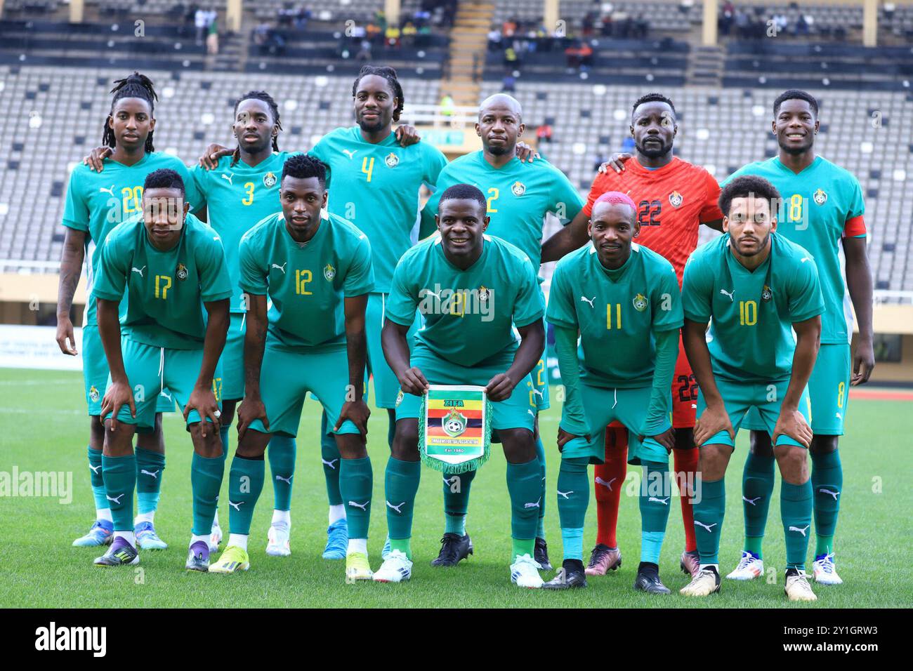 Kampala, Uganda. 6 settembre 2024. I giocatori dello Zimbabwe posano per le foto di gruppo prima della partita del gruppo J nelle qualificazioni alle Nazioni Africane tra Kenya e Zimbabwe al Mandela National Stadium di Kampala, Uganda, 6 settembre 2024. Crediti: Hajarah Nalwadda/Xinhua/Alamy Live News Foto Stock