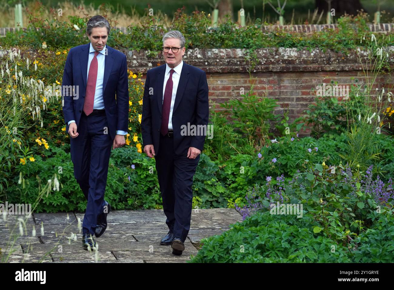 Foto del 17/07/24 del primo ministro Sir Keir Starmer (a destra) con il Taoiseach Simon Harris durante la sua visita a Chequers, la casa di campagna del primo ministro in servizio del Regno Unito, vicino ad Aylesbury, nel Buckinghamshire. Sir Keir Starmer visiterà l'Irlanda mentre cerca di ripristinare le relazioni del Regno Unito con il suo vicino più vicino. Il primo Ministro si recherà a Dublino sabato per incontrare il primo Ministro Simon Harris nella sua prima visita ufficiale in Irlanda. Data di pubblicazione: Sabato 7 settembre 2024. Foto Stock