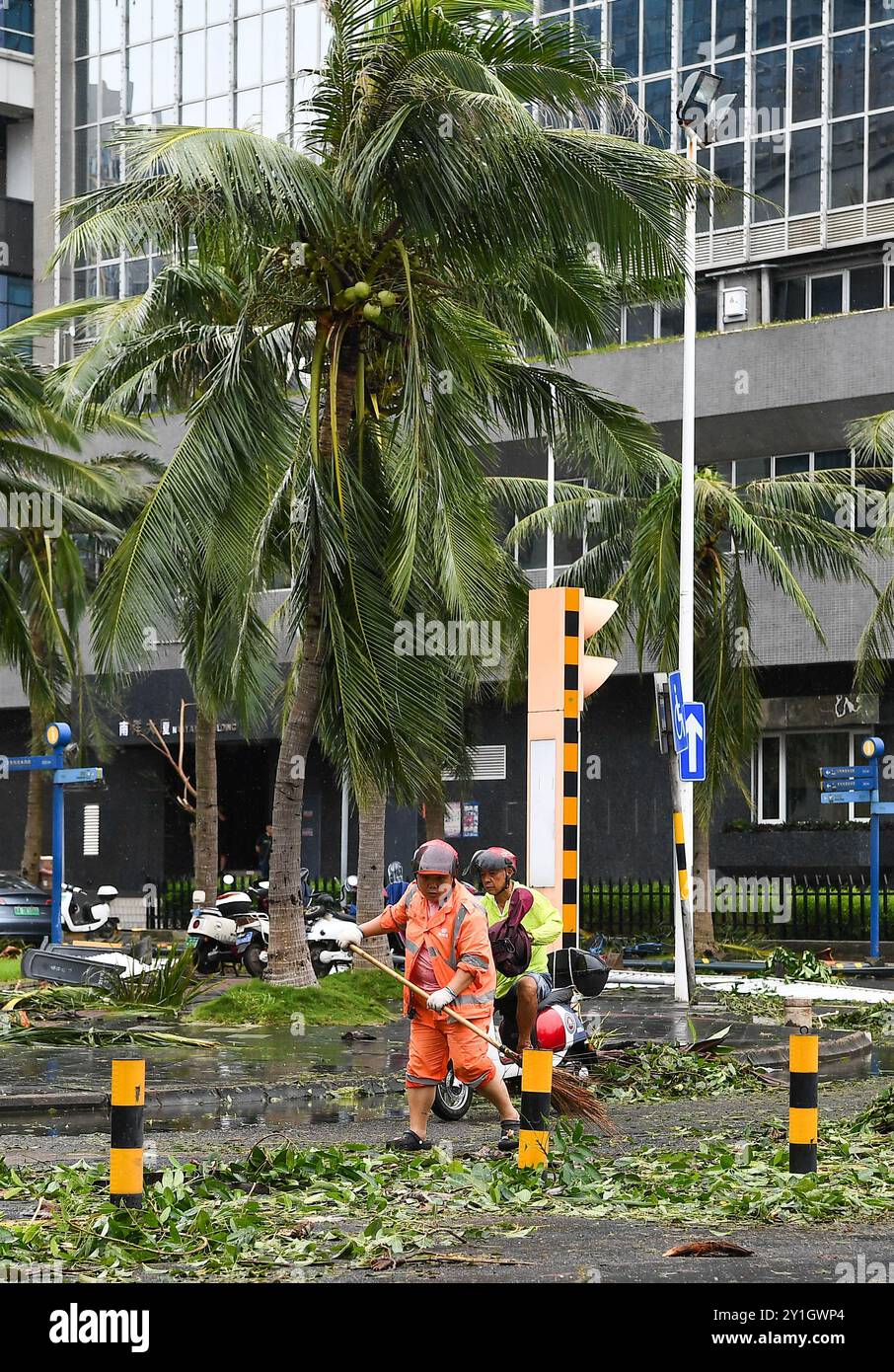 Haikou, la provincia cinese di Hainan. 7 settembre 2024. Un membro del personale sgombra una strada a Haikou, nella provincia cinese di Hainan, 7 settembre 2024. Il Super Typhoon Yagi ha colpito la provincia dell'isola di Hainan, nella Cina meridionale, con forti piogge e venti gustosi, lasciando almeno due persone morte e 92 feriti, hanno detto le autorità locali sabato. Quando venti e piogge si placarono, Hainan diminuì il suo allarme tifone e avviò rapide operazioni di recupero in tutta la provincia. Crediti: Yang Guanyu/Xinhua/Alamy Live News Foto Stock