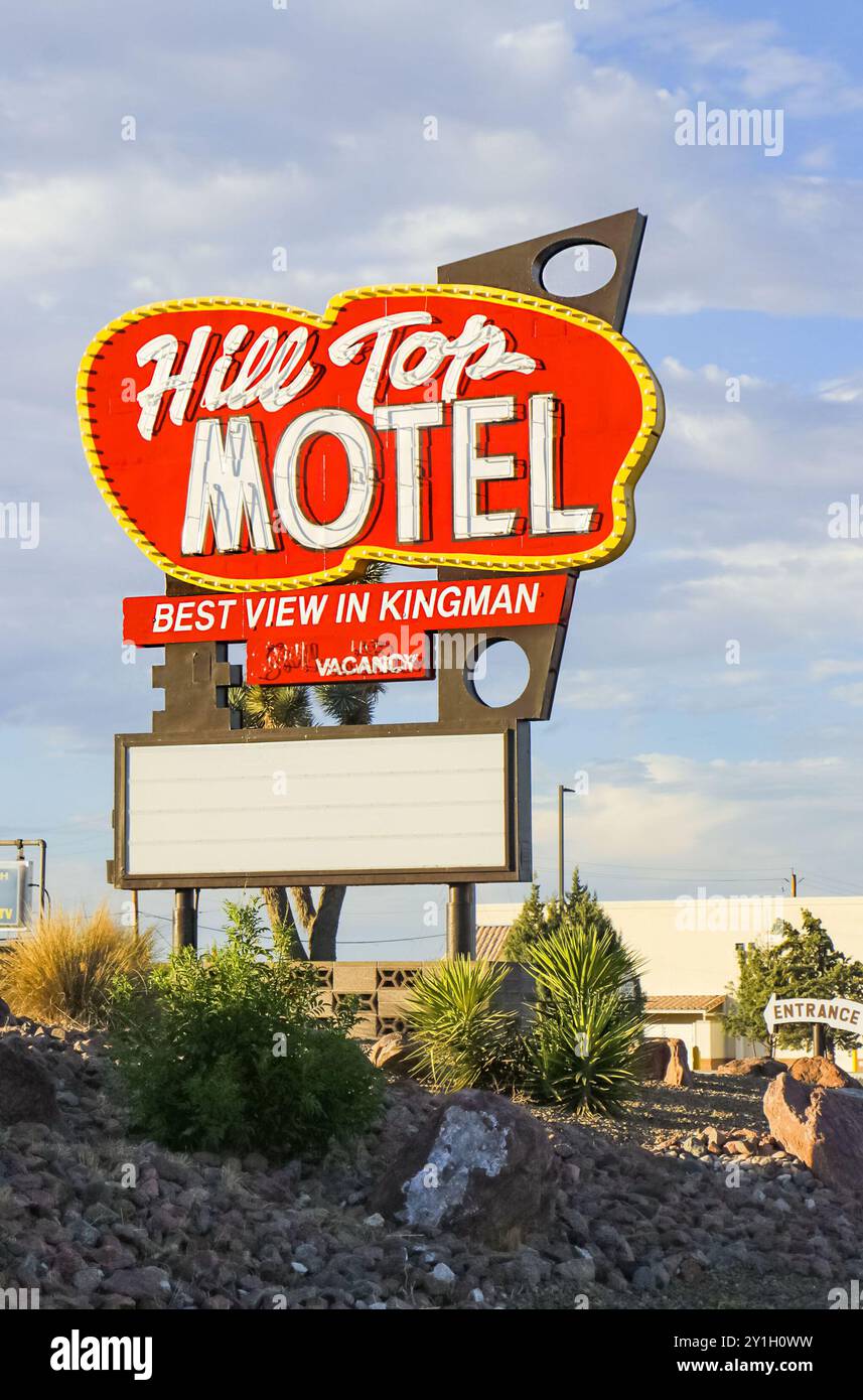 Insegna vintage al neon per Hill Top Motel a Kingman, Arizona, la migliore vista di kingman con cielo azzurro e paesaggio circostante. stati uniti Foto Stock