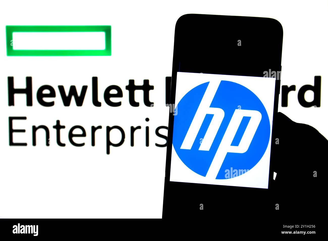 India. 6 settembre 2024. In questa immagine, un logo HP visualizzato su uno smartphone e il logo Hewlett Packard Enterprise sullo sfondo. (Foto di Avishek Das/SOPA Images/Sipa USA) *** esclusivamente per notizie editoriali **** credito: SIPA USA/Alamy Live News Foto Stock