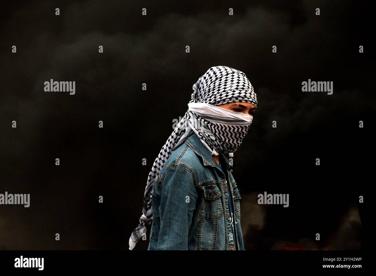 I palestinesi si scontrano con i soldati israeliani nella città di Nablus in Cisgiordania, come parte di una giornata di rabbia indetta in risposta all'annuncio del presidente degli Stati Uniti su Gerusalemme. In Cisgiordania e a Gaza si sono verificate diverse proteste e scontri. I palestinesi hanno lanciato rocce e cocktail molotov contro le truppe israeliane, che hanno sparato gas lacrimogeni, proiettili di gomma e munizioni vive contro di loro. Un certo numero di manifestanti palestinesi sono rimasti feriti. Nei territori palestinesi è cresciuta la tensione da quando Trump 8217 ha riconosciuto Gerusalemme come capitale di Israele e#8217; i palestinesi sono stati ulteriormente irritati dagli Stati Uniti&#8 Foto Stock