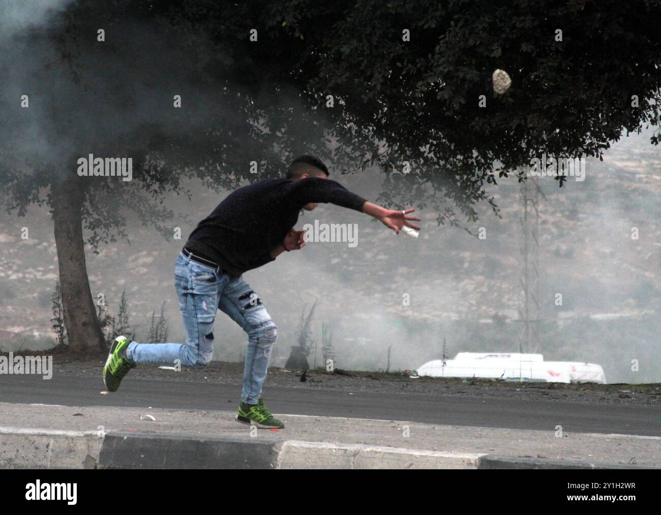 I palestinesi si scontrano con i soldati israeliani nella città di Nablus in Cisgiordania, come parte di una giornata di rabbia indetta in risposta all'annuncio del presidente degli Stati Uniti su Gerusalemme. In Cisgiordania e a Gaza si sono verificate diverse proteste e scontri. I palestinesi hanno lanciato rocce e cocktail molotov contro le truppe israeliane, che hanno sparato gas lacrimogeni, proiettili di gomma e munizioni vive contro di loro. Un certo numero di manifestanti palestinesi sono rimasti feriti. Nei territori palestinesi è cresciuta la tensione da quando Trump 8217 ha riconosciuto Gerusalemme come capitale di Israele e#8217; i palestinesi sono stati ulteriormente irritati dagli Stati Uniti&#8 Foto Stock