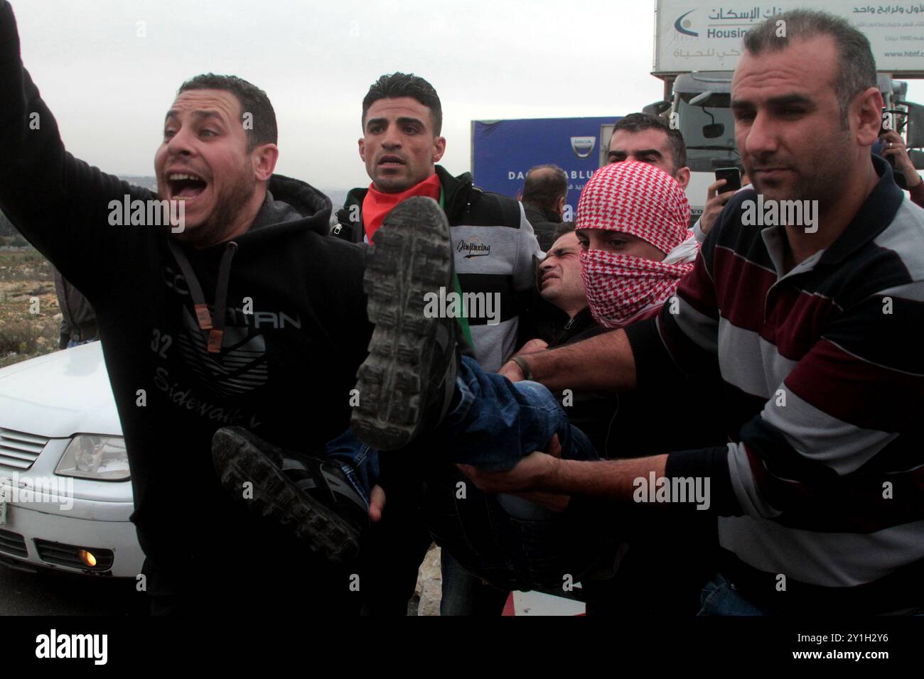 I palestinesi si scontrano con i soldati israeliani nella città di Nablus in Cisgiordania, come parte di una giornata di rabbia indetta in risposta all'annuncio del presidente degli Stati Uniti su Gerusalemme. In Cisgiordania e a Gaza si sono verificate diverse proteste e scontri. I palestinesi hanno lanciato rocce e cocktail molotov contro le truppe israeliane, che hanno sparato gas lacrimogeni, proiettili di gomma e munizioni vive contro di loro. Un certo numero di manifestanti palestinesi sono rimasti feriti. Nei territori palestinesi è cresciuta la tensione da quando Trump 8217 ha riconosciuto Gerusalemme come capitale di Israele e#8217; i palestinesi sono stati ulteriormente irritati dagli Stati Uniti&#8 Foto Stock