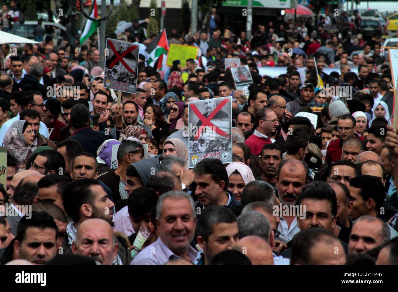 I palestinesi marciano in segno di protesta contro il 100° anniversario della dichiarazione Balfour nella città di Nablus in Cisgiordania. La dichiarazione Balfour del 1917 fu una dichiarazione formale di politica del governo britannico che annunciava il sostegno per la creazione di una "casa nazionale per il popolo ebraico" &#8217; in Palestina. I palestinesi sono risentiti per la dichiarazione in quanto ritengono che abbia aperto la strada alla creazione dello Stato di Israele e allo sfollamento di due terzi della popolazione palestinese nel 1948 Foto Stock