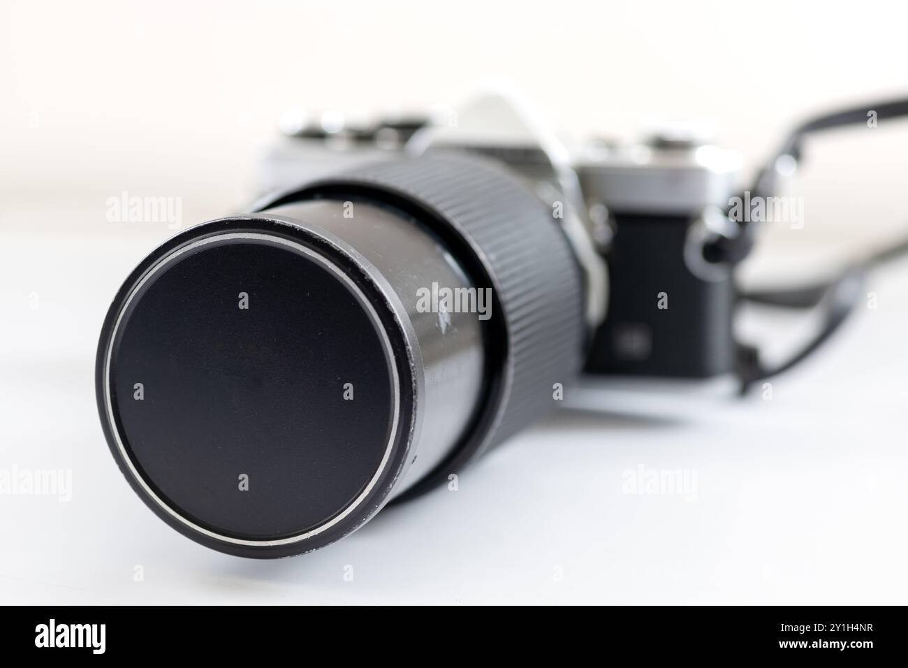 Un obiettivo macro legacy collegato a una fotocamera reflex vintage, isolata in bianco. Foto Stock
