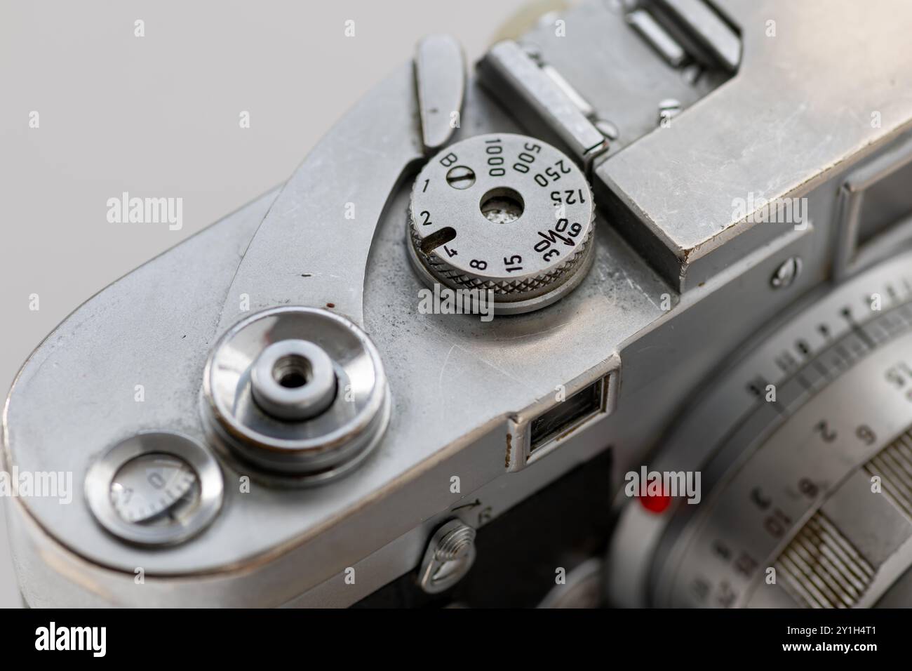 Primo piano di una classica fotocamera d'epoca che mostra i vari comandi in alto. Foto Stock