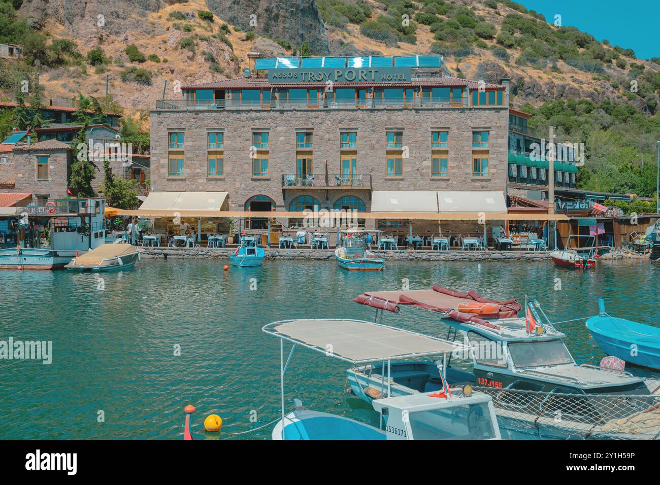 Assos, Canakkale, Turchia, agosto 18,2024 - e' un'antica citta' situata nel Villaggio di Behramkale in Turchia. Le antiche strade del porto di Assos Foto Stock