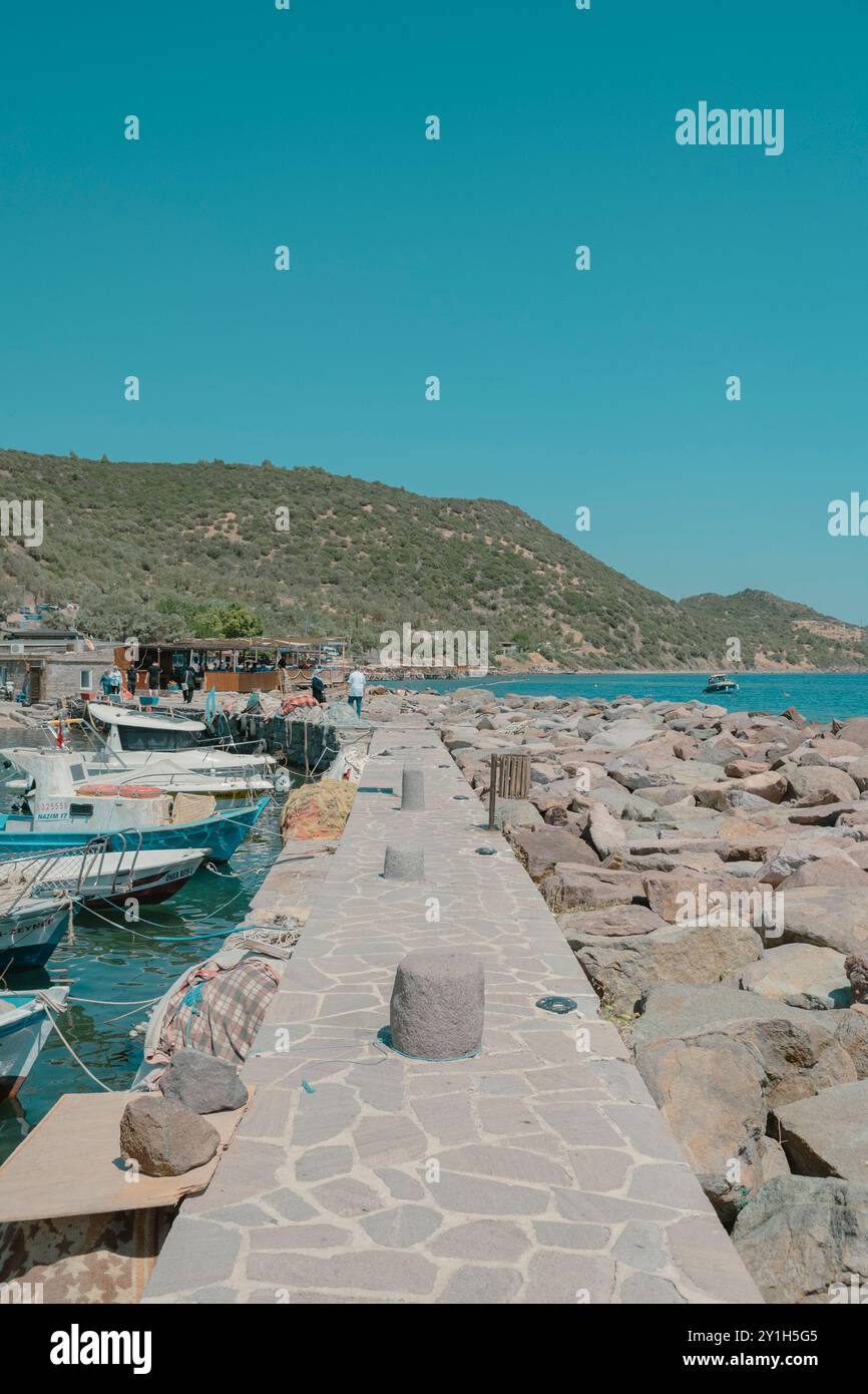Assos, Canakkale, Turchia, agosto 18,2024 - e' un'antica citta' situata nel Villaggio di Behramkale in Turchia. Le antiche strade del porto di Assos Foto Stock
