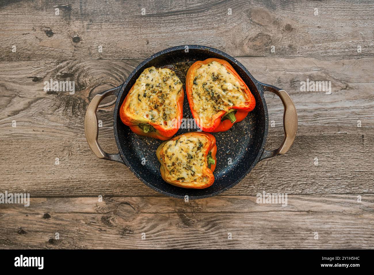 Vista dall'alto della casseruola da forno con formaggio di capra arrosto ripieni di peperoni Foto Stock