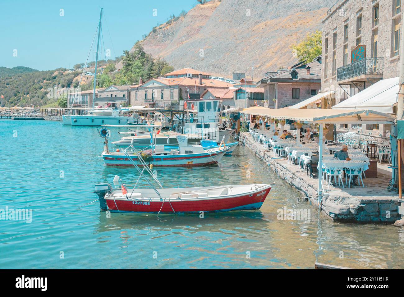 Assos, Canakkale, Turchia, agosto 18,2024 - e' un'antica citta' situata nel Villaggio di Behramkale in Turchia. Le antiche strade del porto di Assos Foto Stock