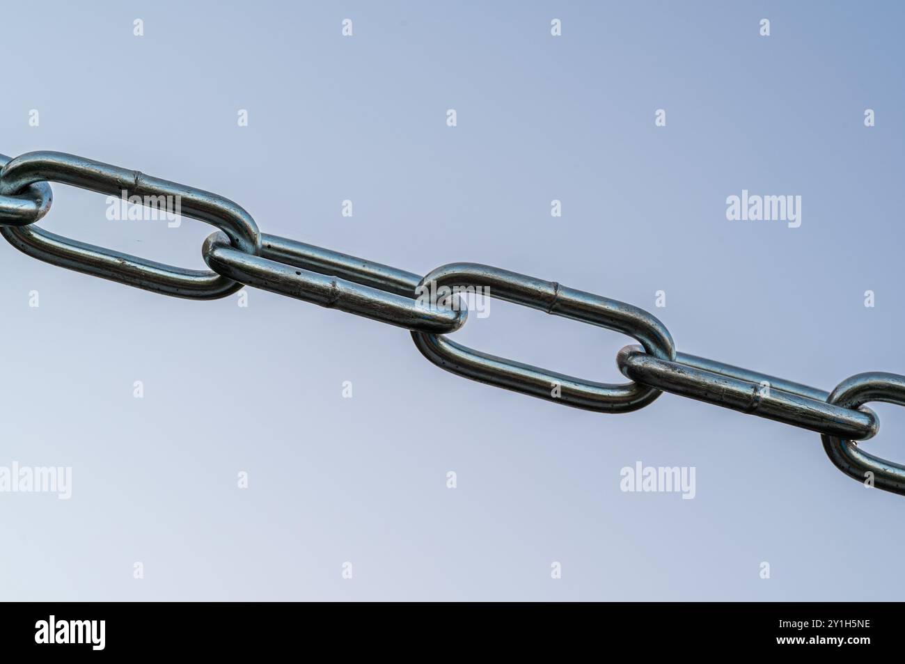 Catena stretta e resistente che tiene insieme qualcosa. Messa a fuoco selettiva Foto Stock