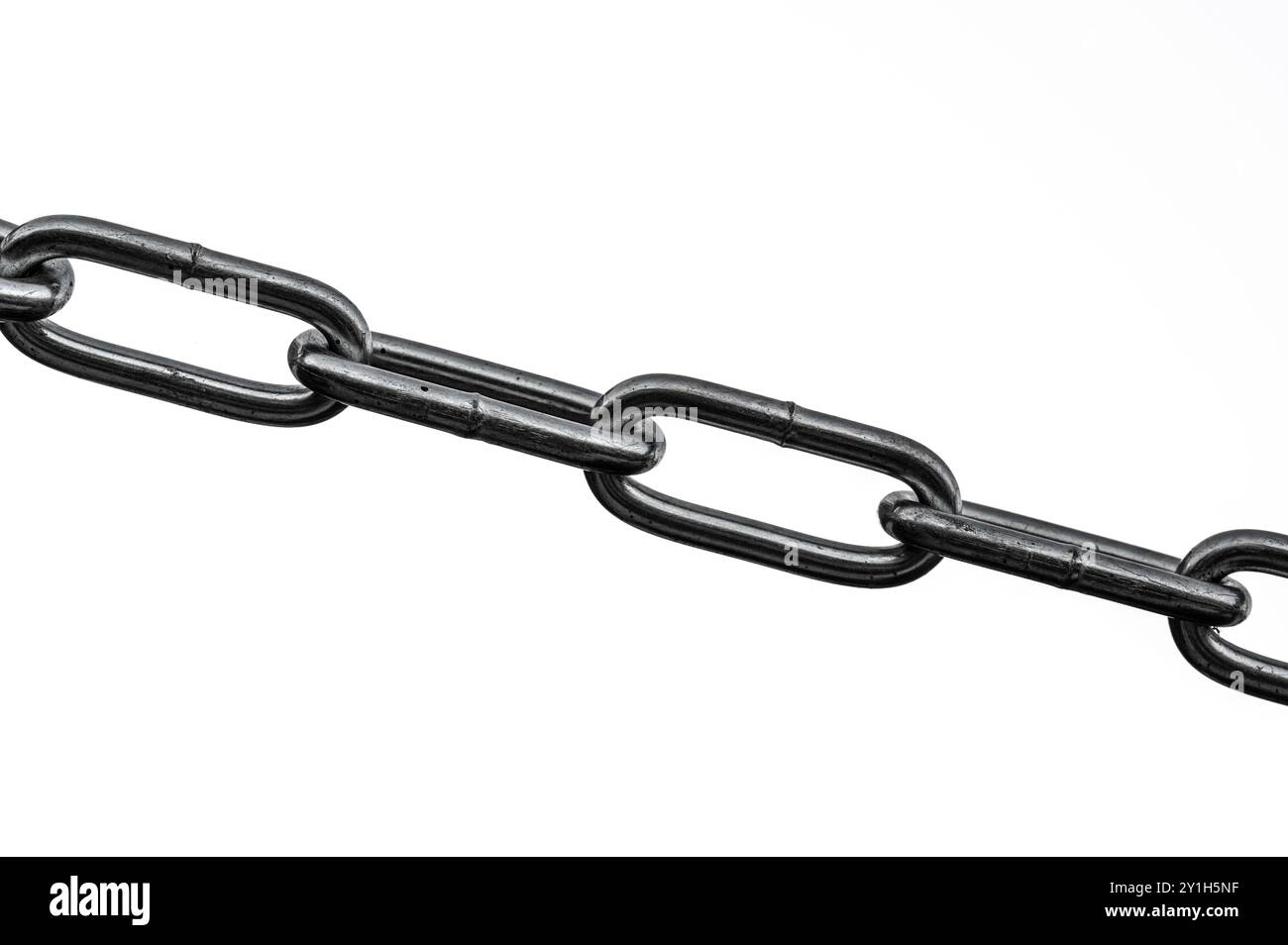 Catena stretta e resistente che tiene insieme qualcosa. Messa a fuoco selettiva Foto Stock