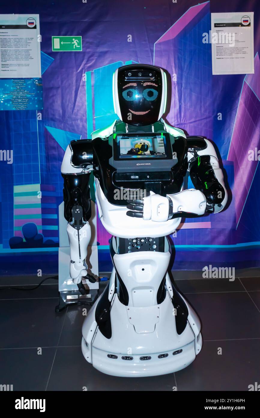 Robot umanoide alla mostra robot. Intelligenza artificiale, giocattolo robotico. San Pietroburgo, Russia - 14 giugno 2024 Foto Stock