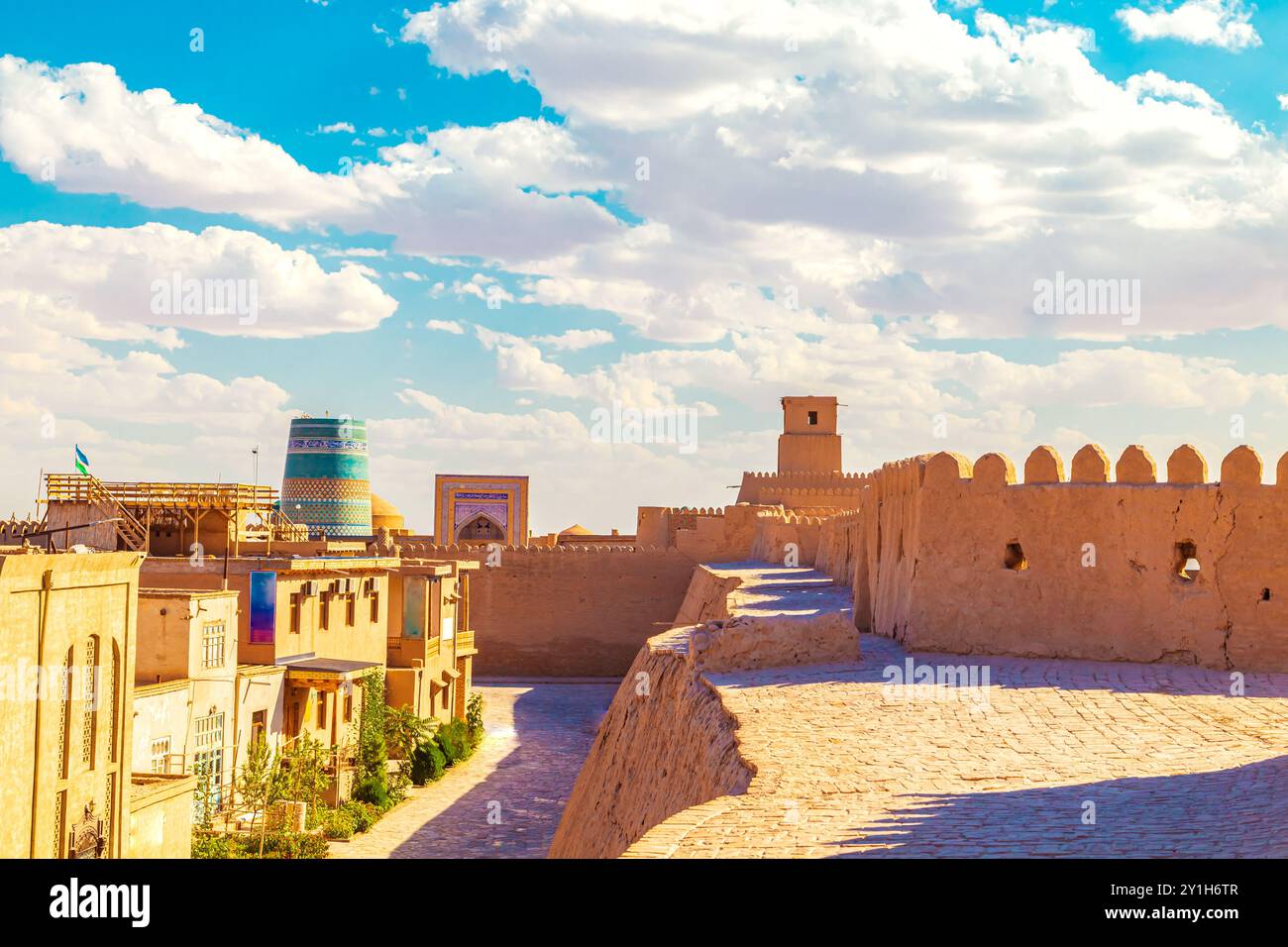 Vista di Ichan-Kala, la città interna di Khiva, dalle mura dell'antica fortezza. Khiva, Uzbekistan - 16 luglio 2024. Foto Stock