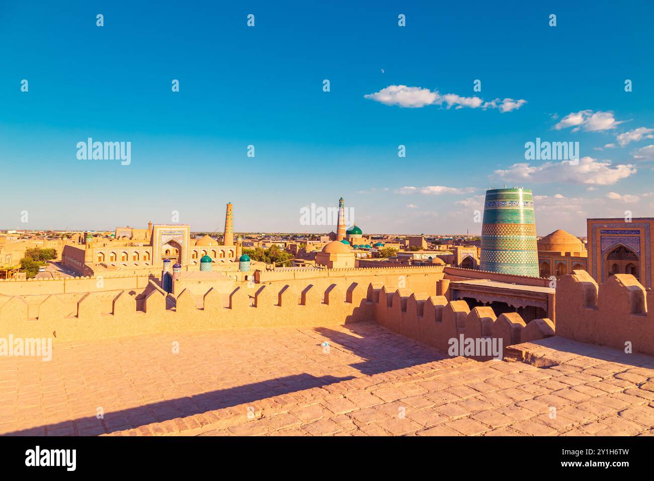 Vista di Ichan-Kala, la città interna di Khiva, dalle mura dell'antica fortezza. Khiva, Uzbekistan - 16 luglio 2024. Foto Stock