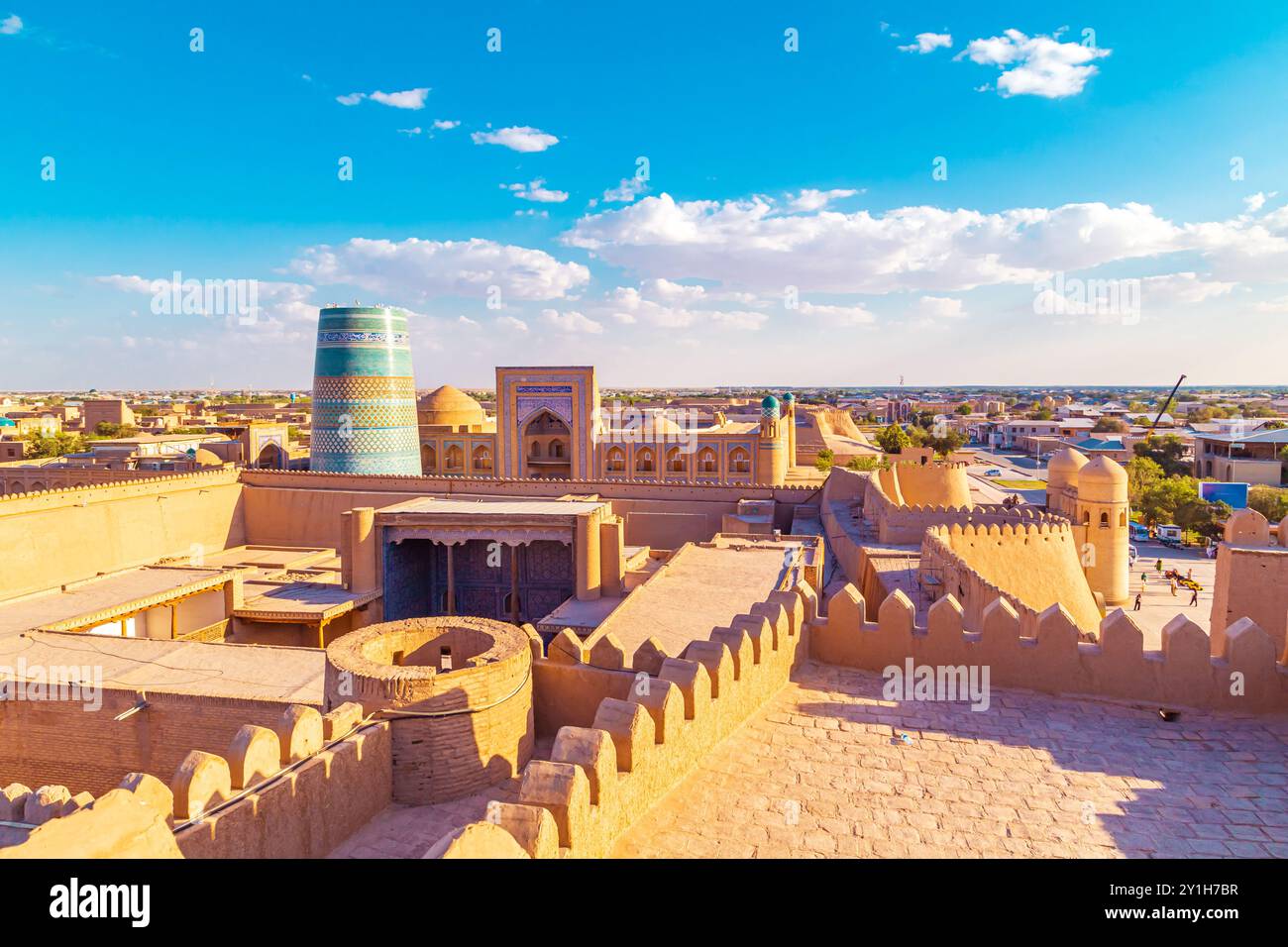 Vista di Ichan-Kala, la città interna di Khiva, dalle mura dell'antica fortezza. Khiva, Uzbekistan - 16 luglio 2024. Foto Stock
