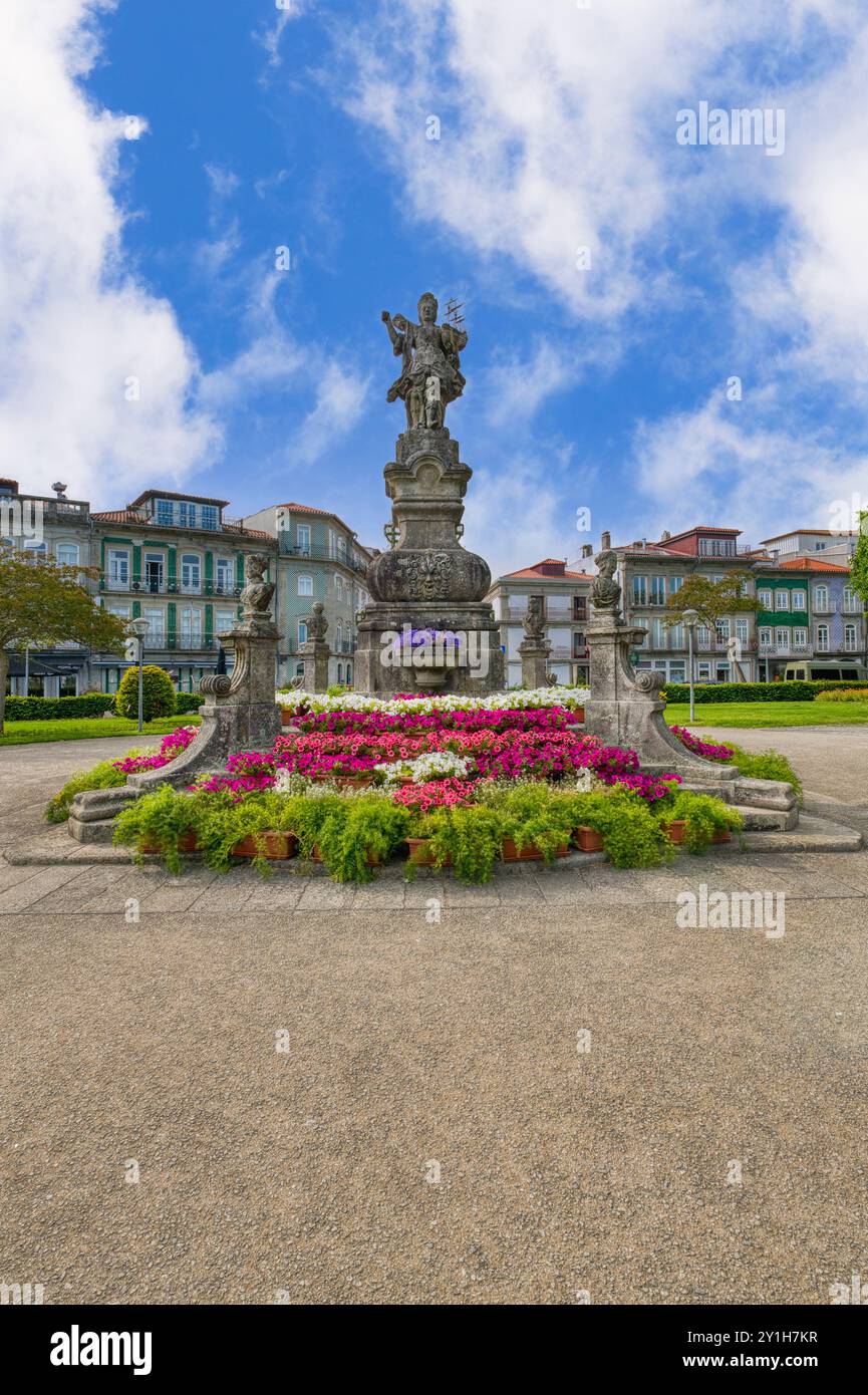 Statua del XVIII secolo di Viana che tiene in mano una caravella, simbolo della tradizione marinara della città, Viana do Castelo, Minho, Portogallo Foto Stock