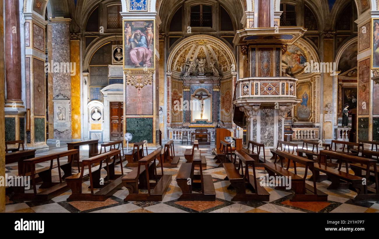 Roma, Italia, all'interno della Chiesa di Sant'Agostino con dipinti e sculture, solo editoriale. Foto Stock