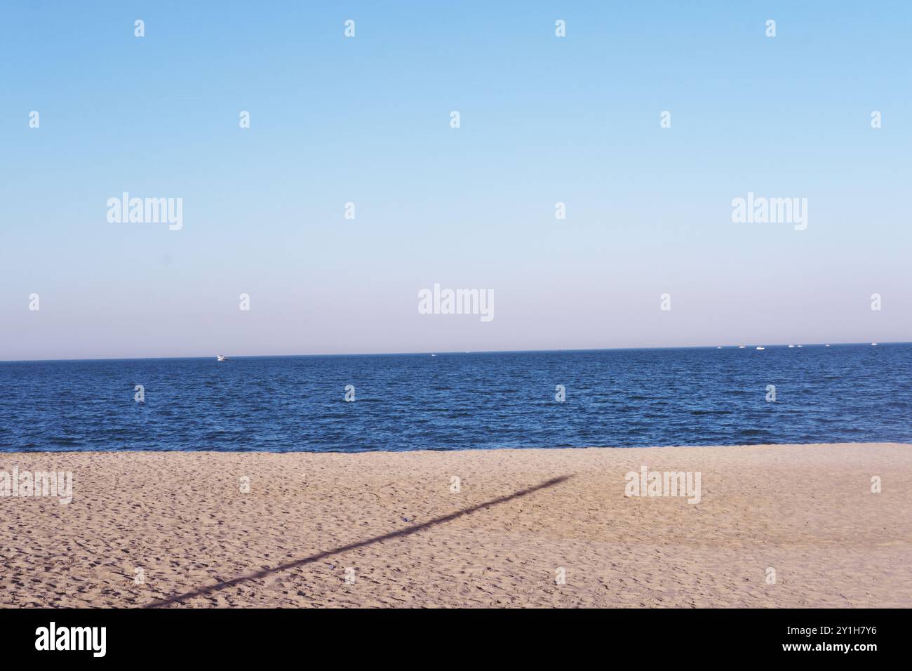 Vista dalla città di Kuwait in una giornata di sole e tramonto sullo sfondo. Foto Stock