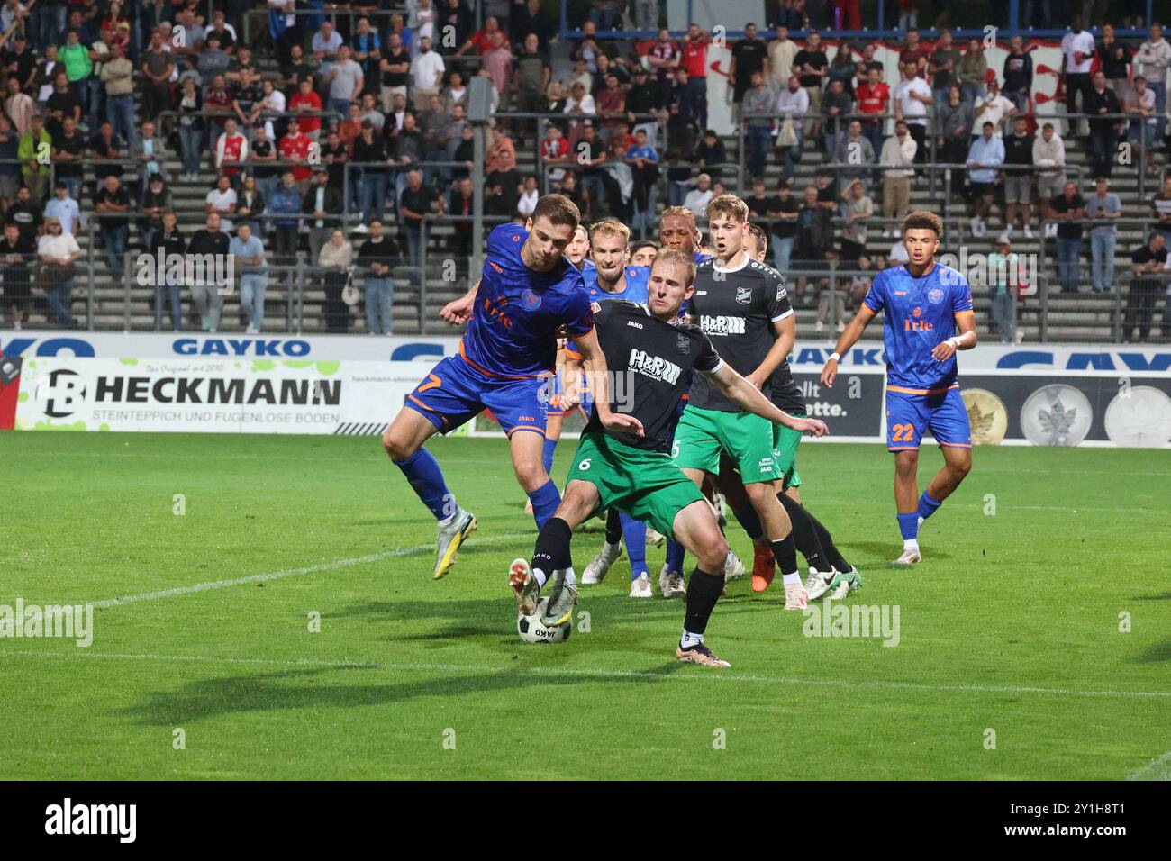 Allgemein, Strafraumszene Fussball Oberliga Westfalen, 5. Spieltag, Sportfreunde Siegen - SG Finnentrop/Bamenohl, AM 06.09.2024 a Siegen/Deutschland. *** Generale, scena area di rigore calcio Oberliga Westfalen, Matchday 5, Sportfreunde Siegen SG Finnentrop Bamenohl, il 06 09 2024 a Siegen Germania Foto Stock