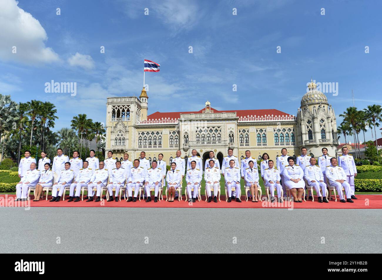 Bangkok, Thailandia. 7 settembre 2024. Il primo ministro tailandese Paetongtarn Shinawatra (C, front) e i nuovi membri del gabinetto posano per una foto di gruppo alla sede del governo di Bangkok, Thailandia, 7 settembre 2024. Il re thailandese Maha Vajiralongkorn ha giurato venerdì al primo ministro Paetongtarn Shinawatra e ai ministri di governo in un governo di coalizione, dopo l'approvazione reale dei nuovi portafogli all'inizio di questa settimana. Crediti: Rachen Sageamsak/Xinhua/Alamy Live News Foto Stock