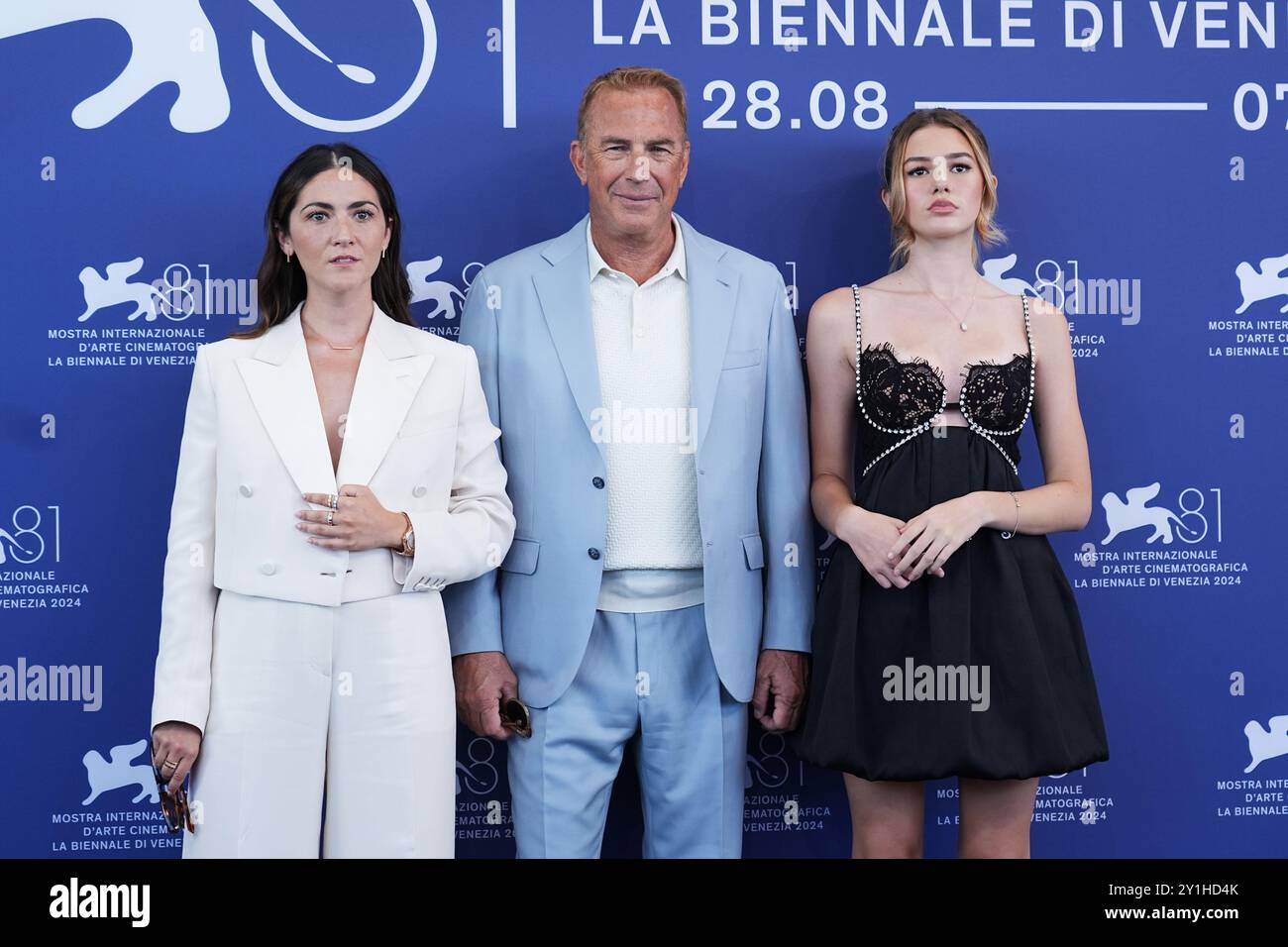 Venezia, Italia. 7 settembre 2024. (L-R) Isabelle Fuhrman, regista Kevin Costner e Georgia MacPhail partecipa alla photocall "Horizon: An American Saga - Chapter 2" alla 81a Mostra Internazionale d'Arte cinematografica di Venezia il 7 settembre 2024 a Venezia. (Foto di Gian Mattia D'Alberto/LaPresse) credito: LaPresse/Alamy Live News Foto Stock