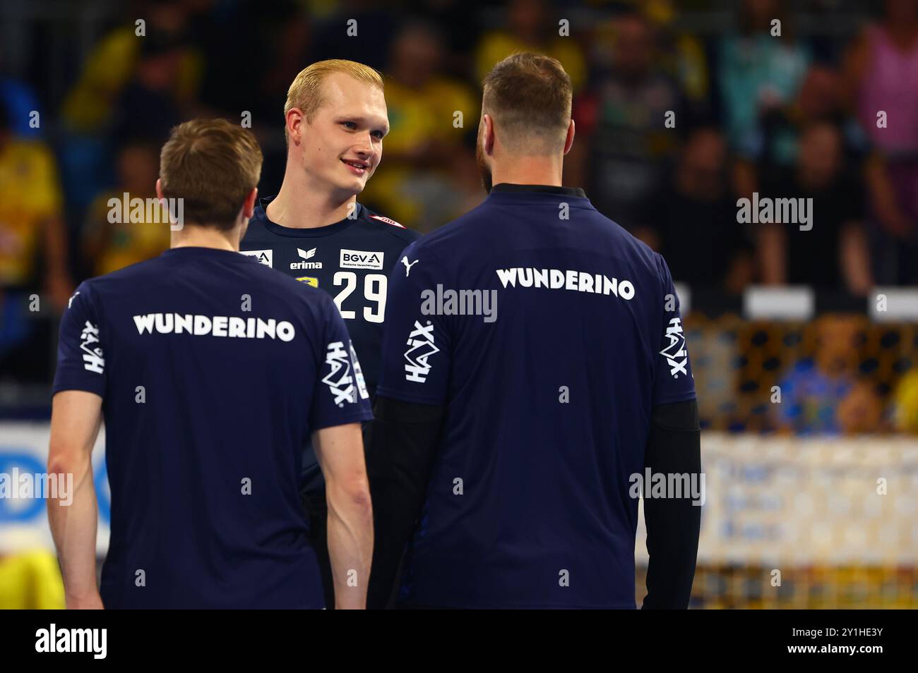 David Spaeth (Rhein-Neckar Loewen) im Gespraech mit Andreas Wolff (Kiel) Rhein-Neckar Loewen vs THW Kiel, Handball, 1. Bundesliga, 05.09.2024 foto: Rene Weiss/Eibner Foto Stock