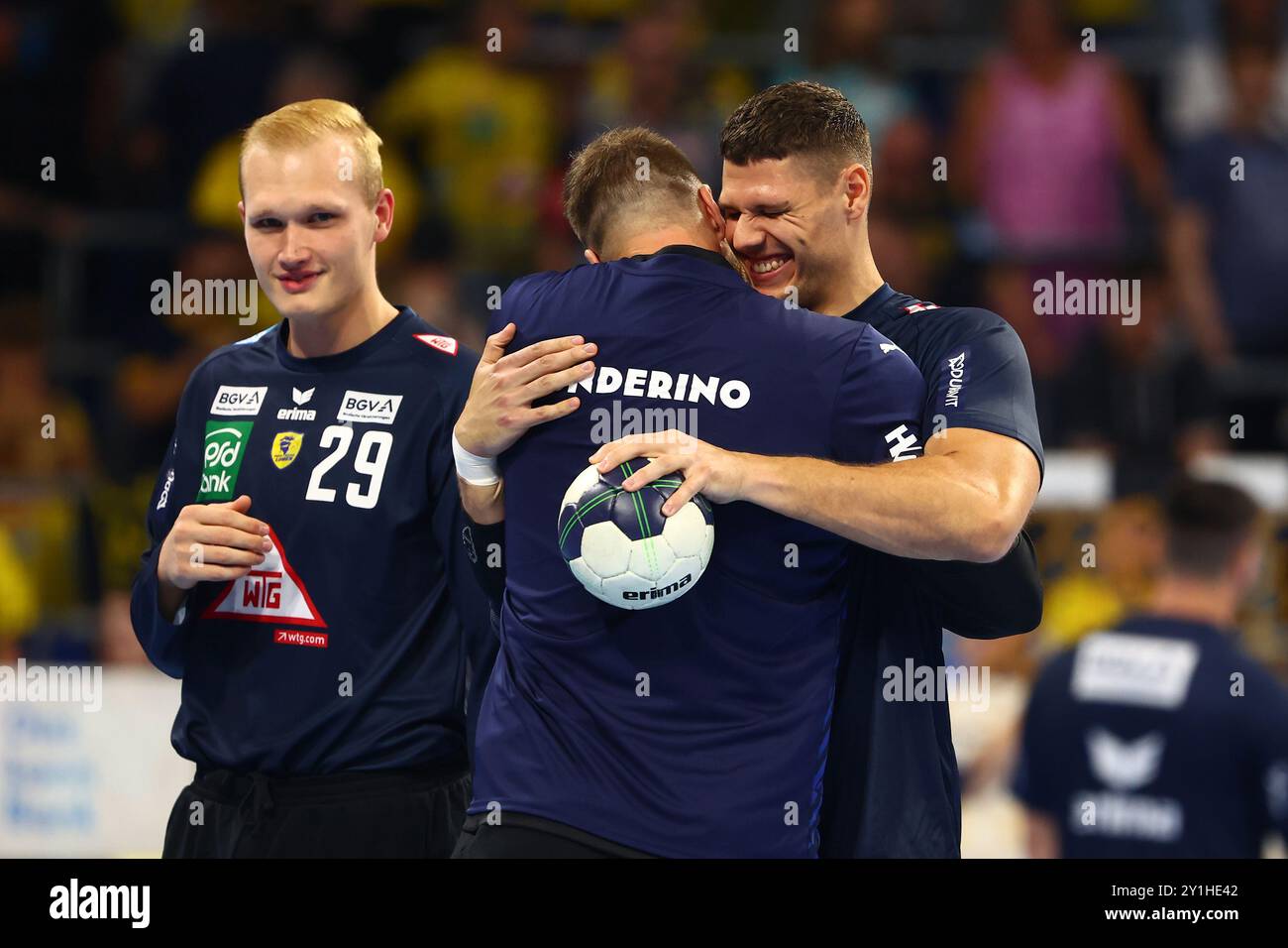 Sebastian Heymann (Rhein-Neckar Loewen) umarmt Andreas Wolff (Kiel) Rhein-Neckar Loewen vs THW Kiel, Handball, 1. Bundesliga, 05.09.2024 foto: Rene Weiss/Eibner Foto Stock