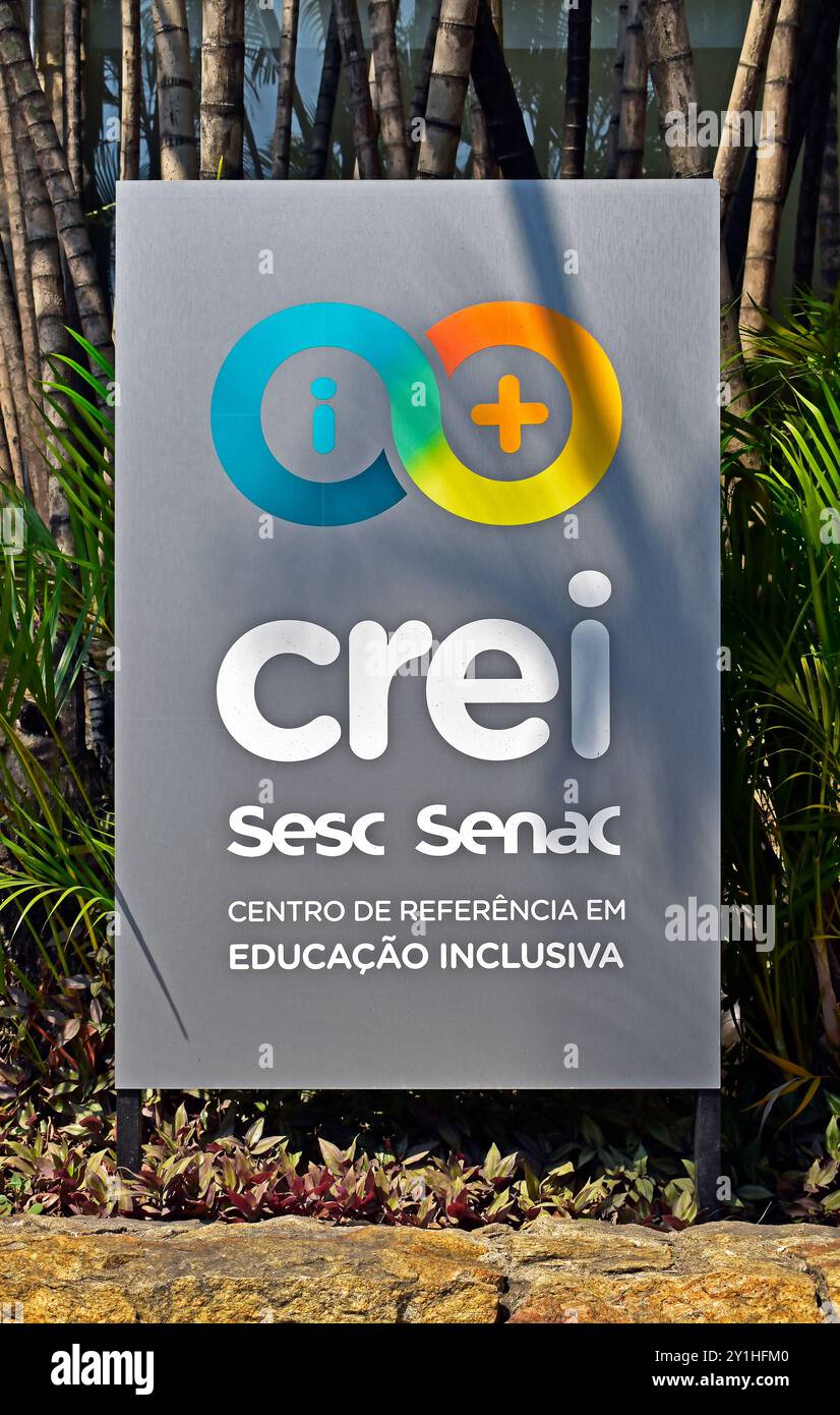 RIO DE JANEIRO, BRASILE - 31 agosto 2024: Targa del centro di riferimento per l'educazione inclusiva CREI Foto Stock
