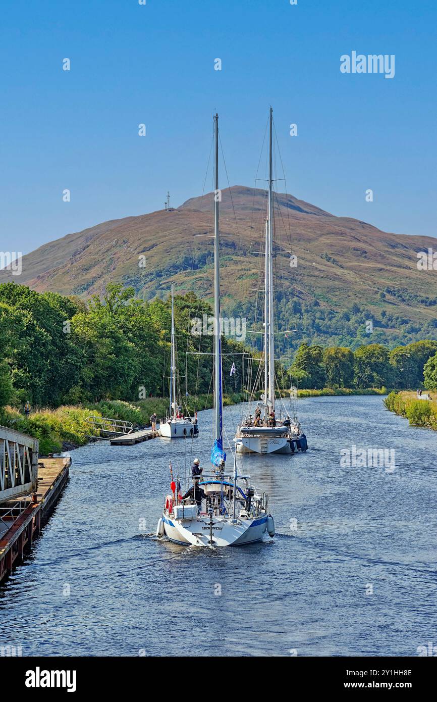 Neptunes Staircase Banavie Fort William Scotland due yacht che lasciano le chiuse e navigano nel canale Foto Stock