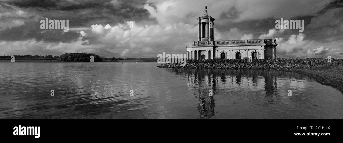 Vista autunnale sulla chiesa di Normanton, sul lago artificiale Rutland; Rutland County; Inghilterra; Regno Unito Foto Stock