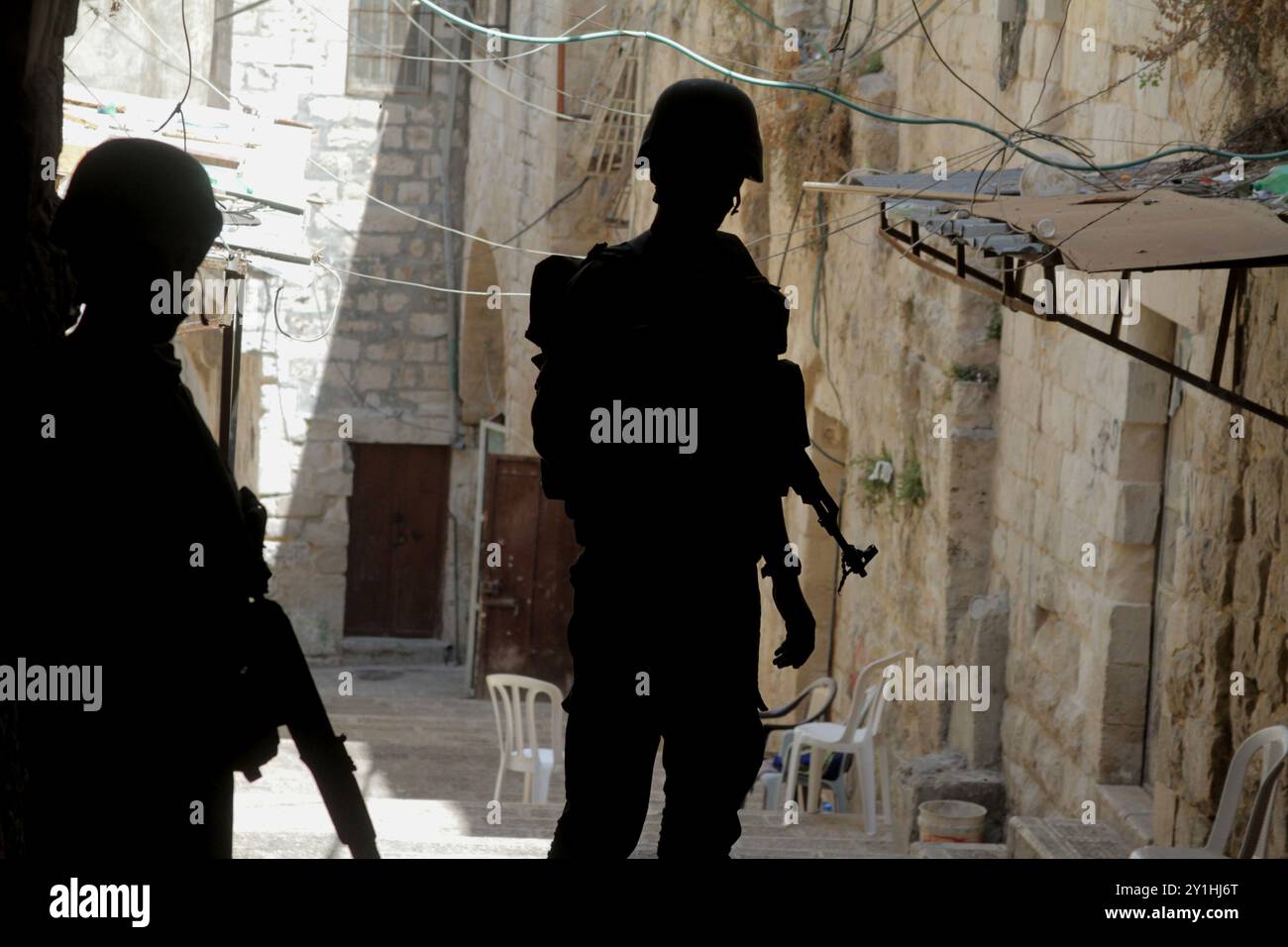 Territorio palestinese - i membri delle forze di sicurezza palestinesi prendono posizione durante un raid in seguito agli scontri con uomini armati palestinesi nella città vecchia della Cisgiordania di Nablus Foto Stock