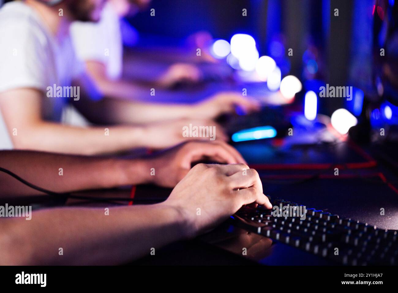 Il lettore utilizza un mouse da gioco professionale e una tastiera PC con illuminazione RGB e tappetino. Squadra informatica nel club informatico. Abilità. Torneo di eSport. I giocatori giocano a vide Foto Stock