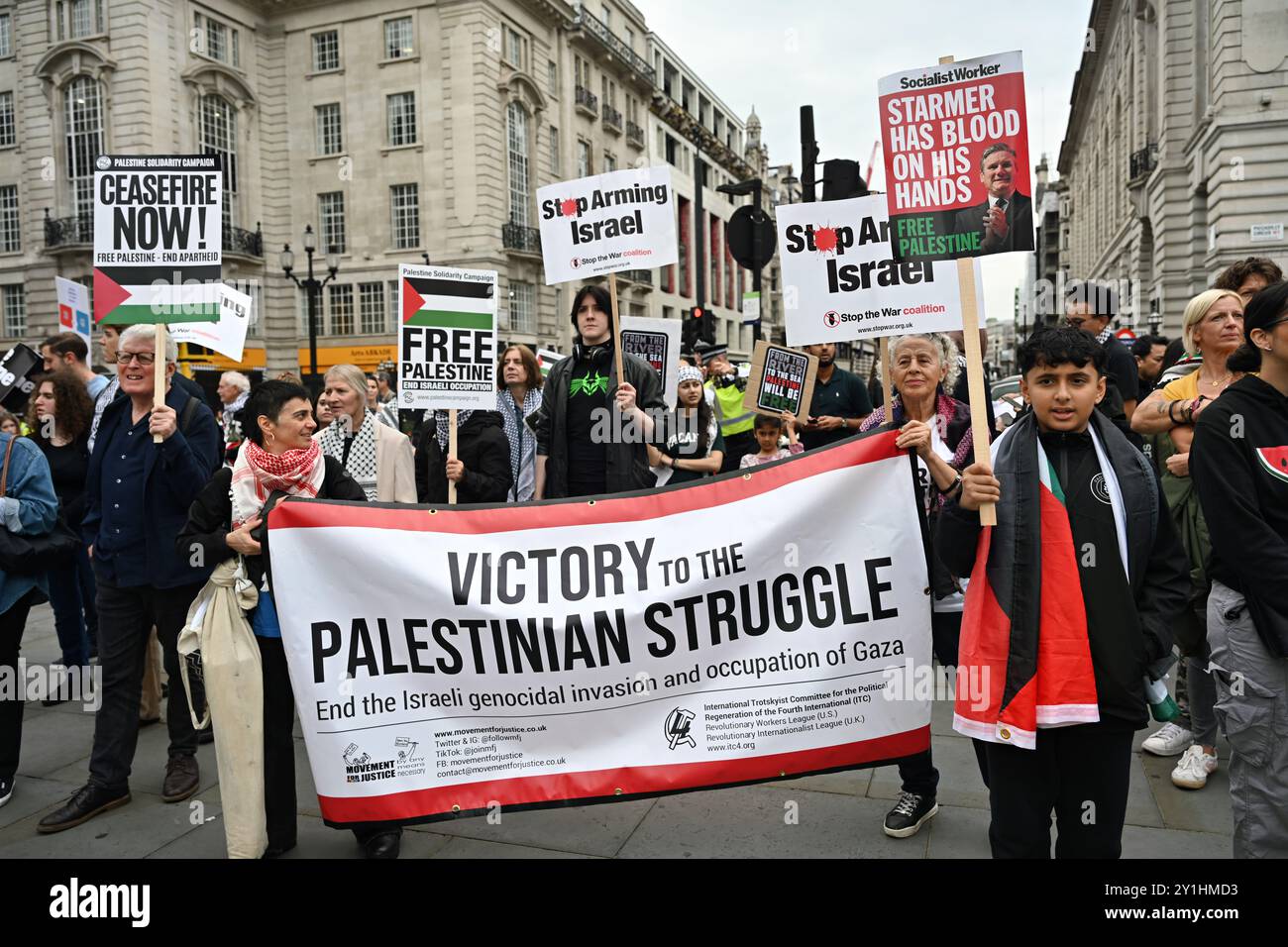 Londra, Regno Unito 7 settembre 2024: La polizia ha limitato la pacifica marcia Nazionale per la Palestina, che mira a porre fine al genocidio, smettere di armare Israele, evitare la guerra in Medio Oriente e opporsi all'assemblea islamofobia a Piccadilly Circus. I manifestanti sono arrabbiati per i crimini malvagi che l'IDF ha commesso contro il popolo palestinese disarmato, metà dei quali sono bambini e bambini. I manifestanti chiedono disperatamente la fine del genocidio, sperando che il mondo sappia delle sofferenze del popolo palestinese nella propria terra. Credito: Vedi li/Picture Capital/Alamy Live News Foto Stock