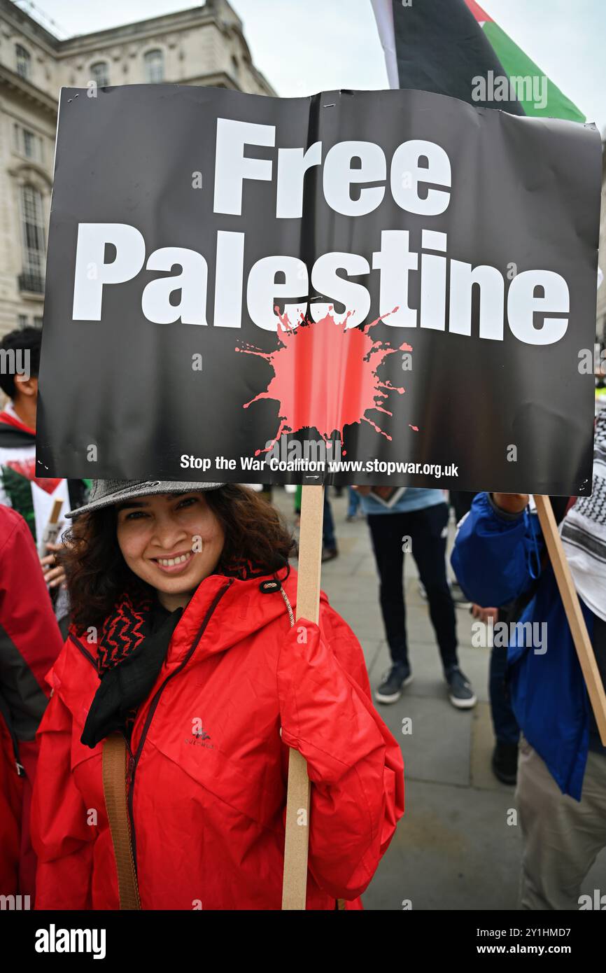 Londra, Regno Unito 7 settembre 2024: La polizia ha limitato la pacifica marcia Nazionale per la Palestina, che mira a porre fine al genocidio, smettere di armare Israele, evitare la guerra in Medio Oriente e opporsi all'assemblea islamofobia a Piccadilly Circus. I manifestanti sono arrabbiati per i crimini malvagi che l'IDF ha commesso contro il popolo palestinese disarmato, metà dei quali sono bambini e bambini. I manifestanti chiedono disperatamente la fine del genocidio, sperando che il mondo sappia delle sofferenze del popolo palestinese nella propria terra. Credito: Vedi li/Picture Capital/Alamy Live News Foto Stock