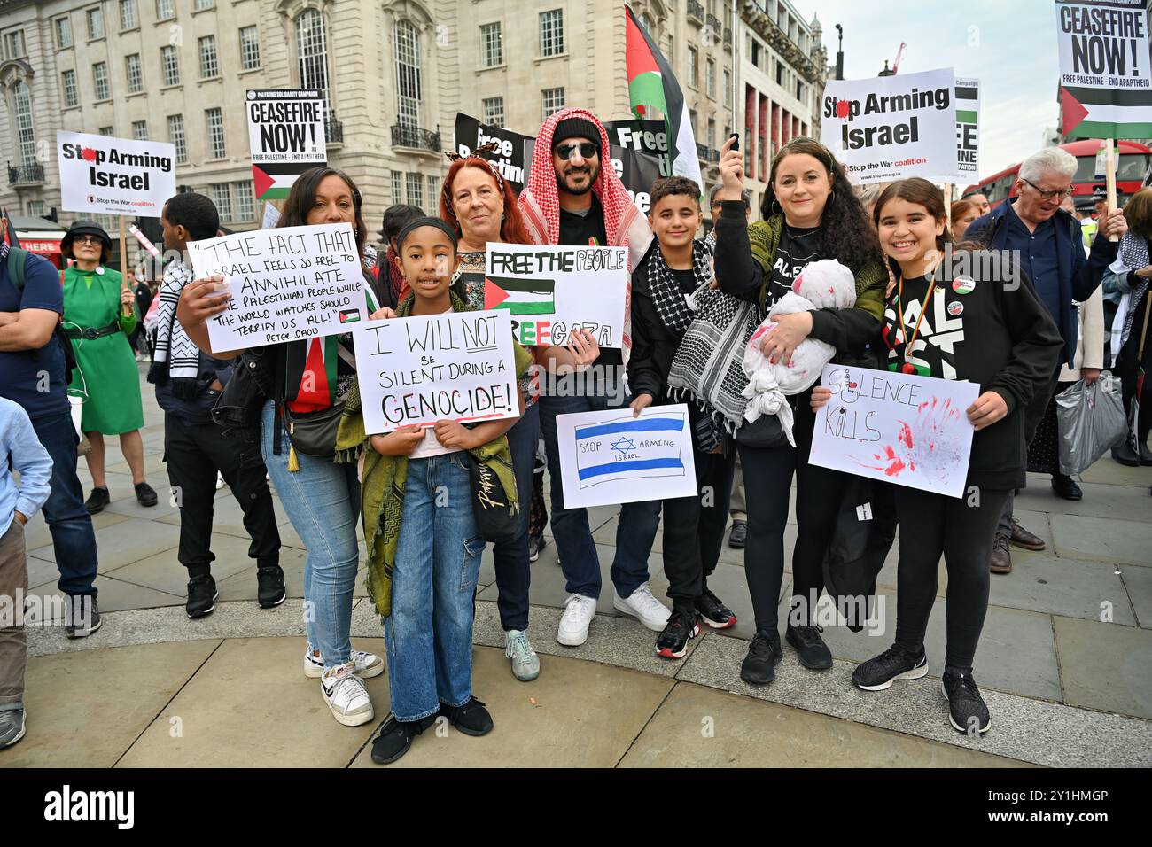 Londra, Regno Unito 7 settembre 2024: La polizia ha limitato la pacifica marcia Nazionale per la Palestina, che mira a porre fine al genocidio, smettere di armare Israele, evitare la guerra in Medio Oriente e opporsi all'assemblea islamofobia a Piccadilly Circus. I manifestanti sono arrabbiati per i crimini malvagi che l'IDF ha commesso contro il popolo palestinese disarmato, metà dei quali sono bambini e bambini. I manifestanti chiedono disperatamente la fine del genocidio, sperando che il mondo sappia delle sofferenze del popolo palestinese nella propria terra. Credito: Vedi li/Picture Capital/Alamy Live News Foto Stock